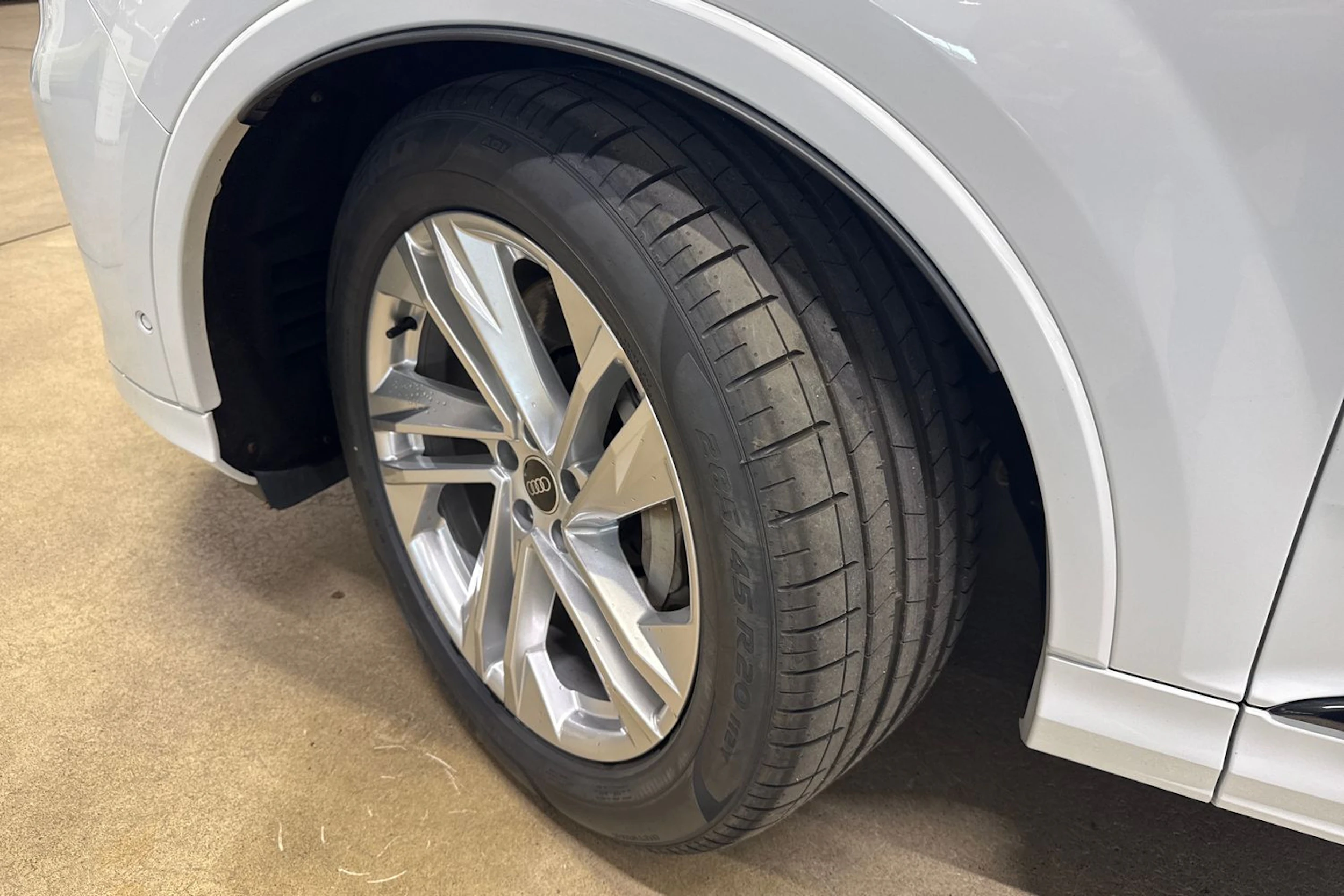 valkoinen Audi Q7 2025 kuva 10.