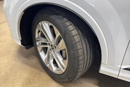 valkoinen Audi Q7 2025 kuva 10.