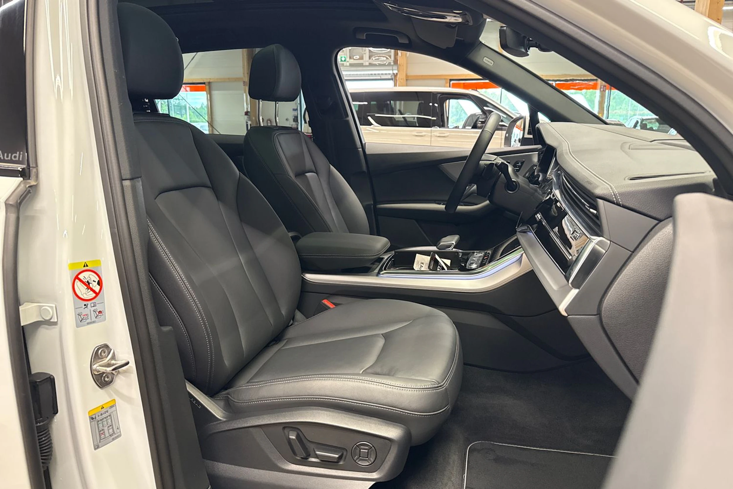 valkoinen Audi Q7 2025 kuva 11.