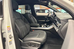 valkoinen Audi Q7 2025 kuva 11.