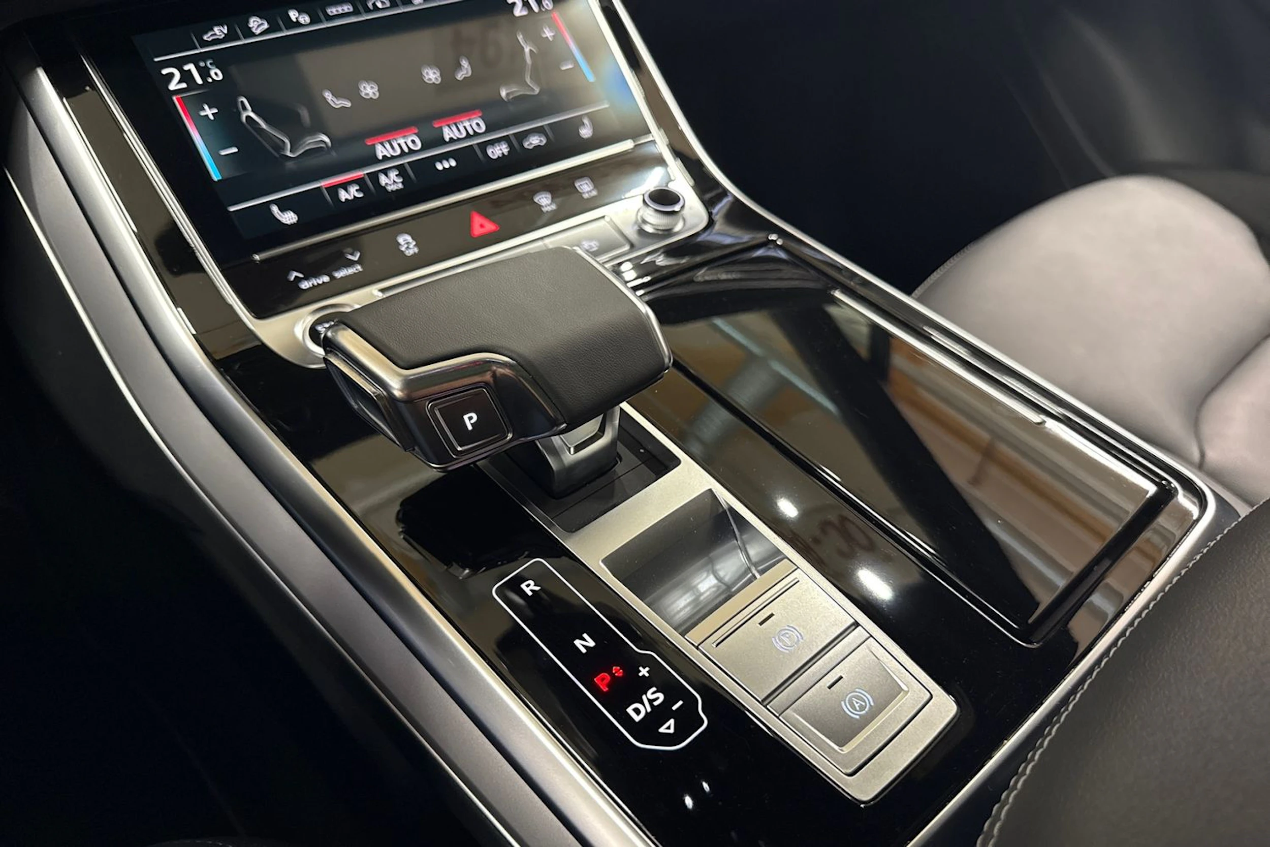 valkoinen Audi Q7 2025 kuva 23.