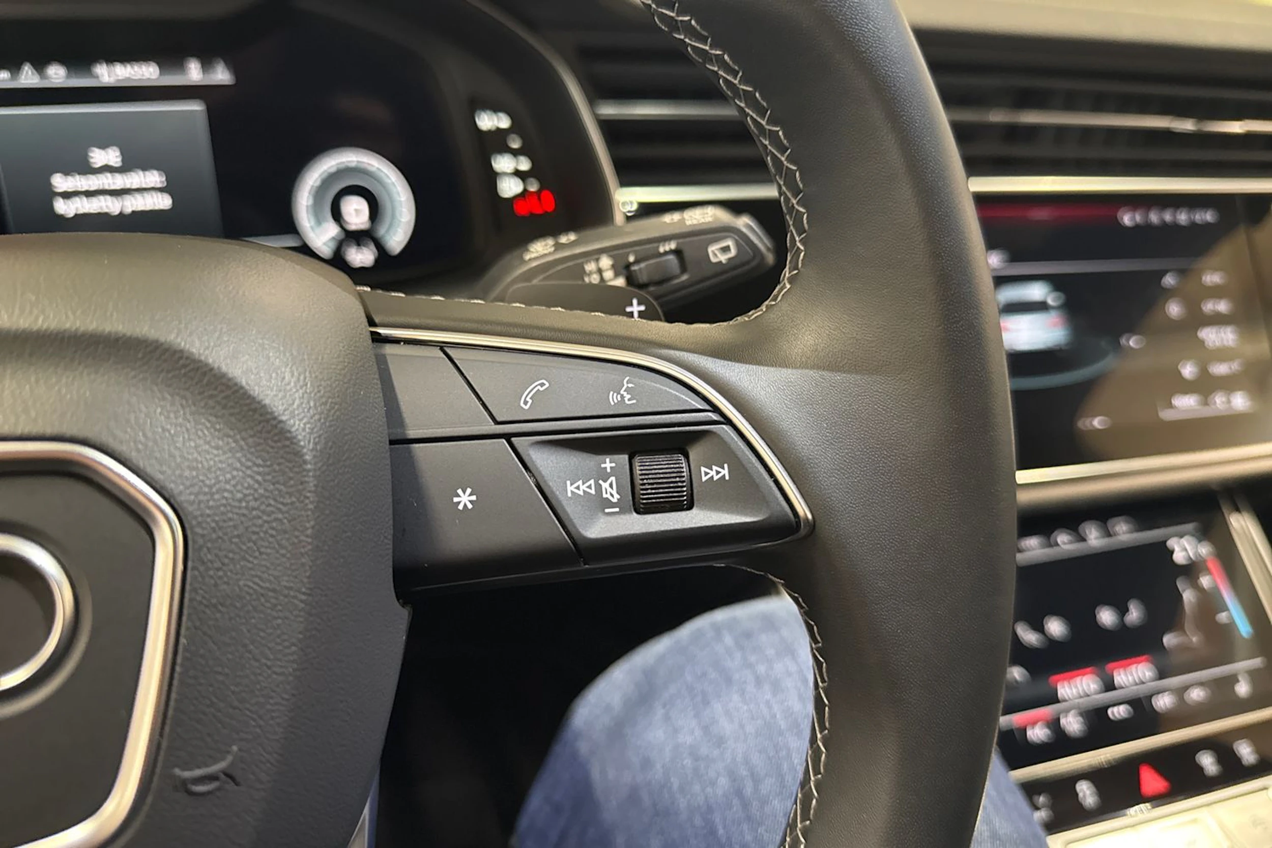 valkoinen Audi Q7 2025 kuva 25.