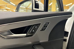 valkoinen Audi Q7 2025 kuva 27.