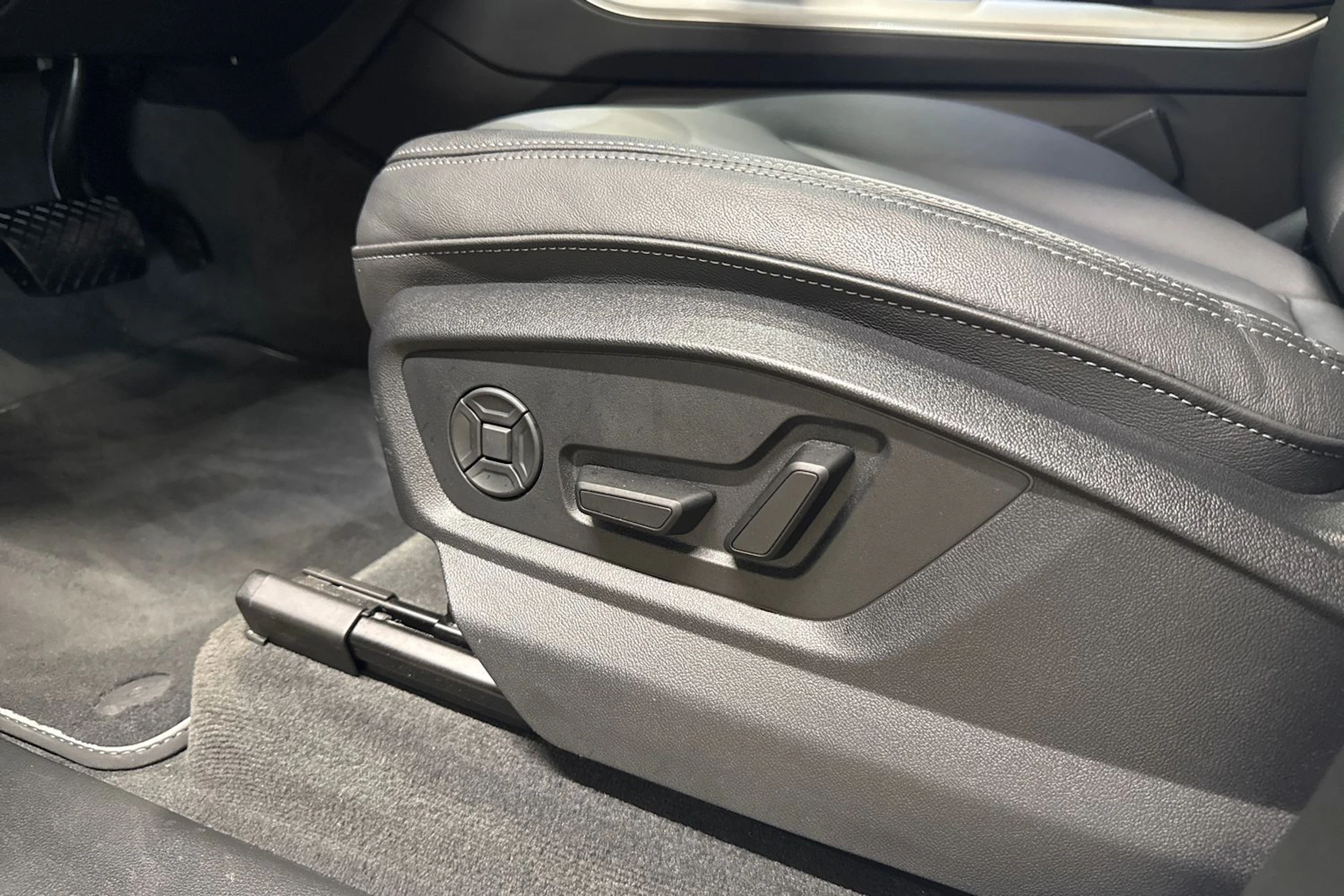 valkoinen Audi Q7 2025 kuva 28.