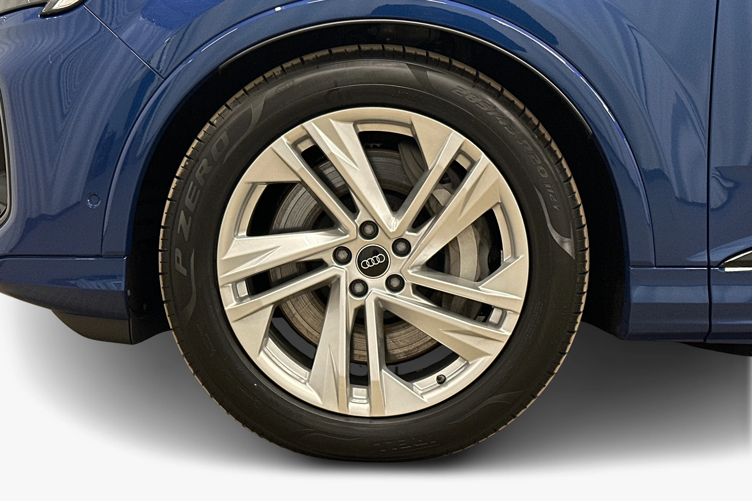 sininen Audi Q7 2025 kuva 9.