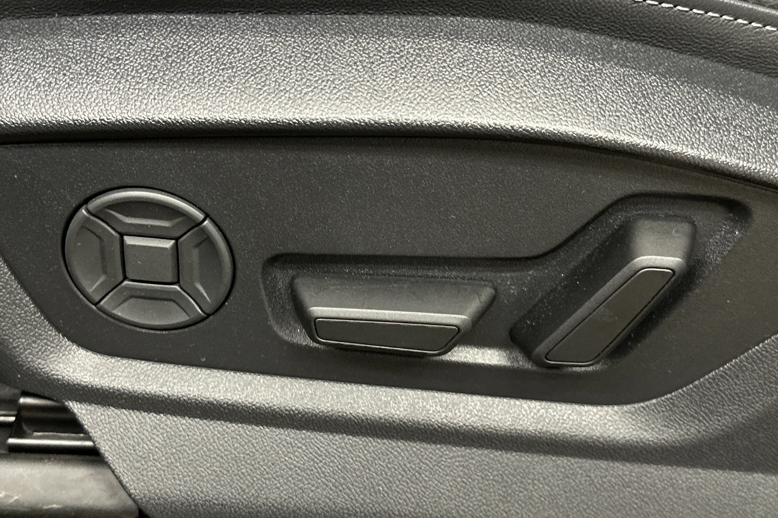 sininen Audi Q7 2025 kuva 16.