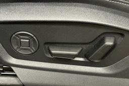 sininen Audi Q7 2025 kuva 16.