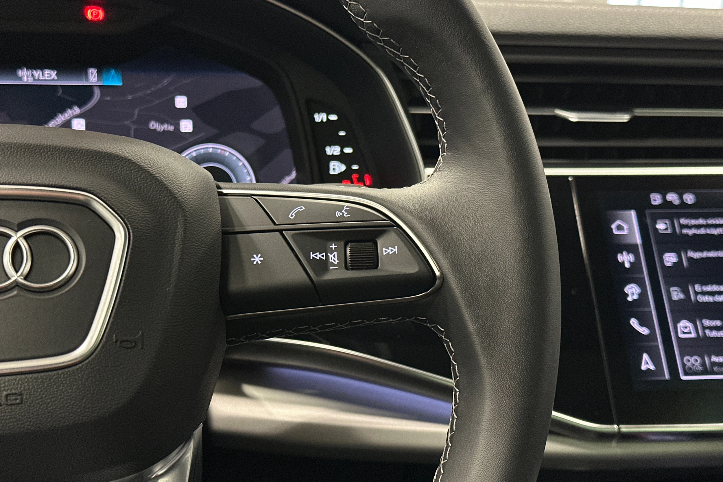 sininen Audi Q7 2025 kuva 21.