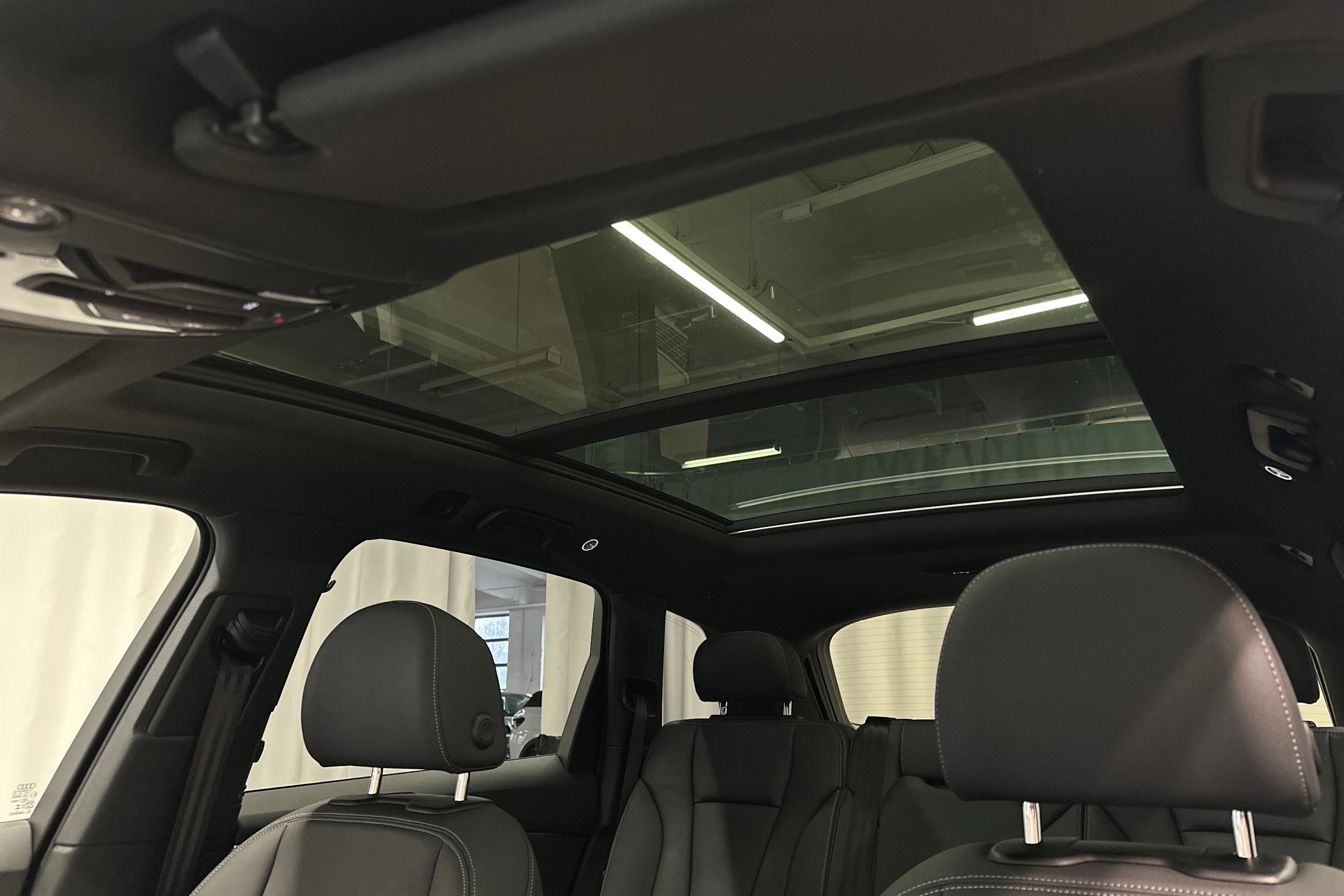 sininen Audi Q7 2025 kuva 36.