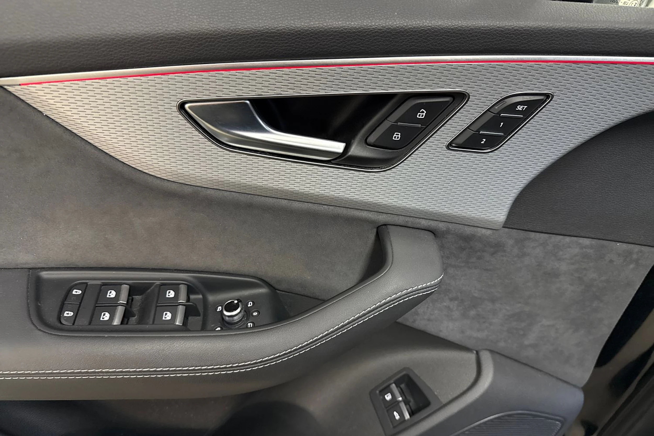 met. musta Audi Q7 2025 kuva 6.