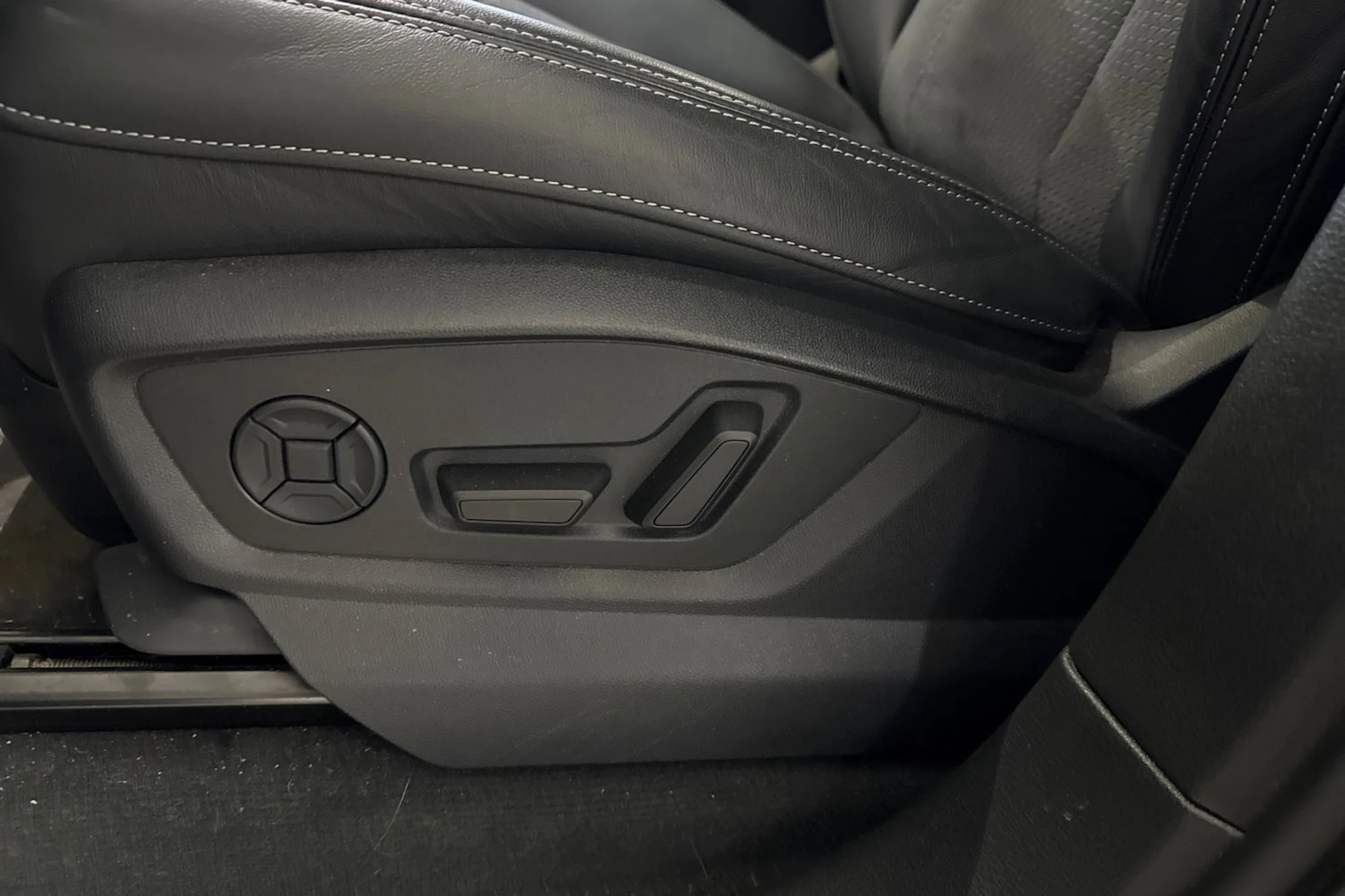 met. musta Audi Q7 2025 kuva 8.