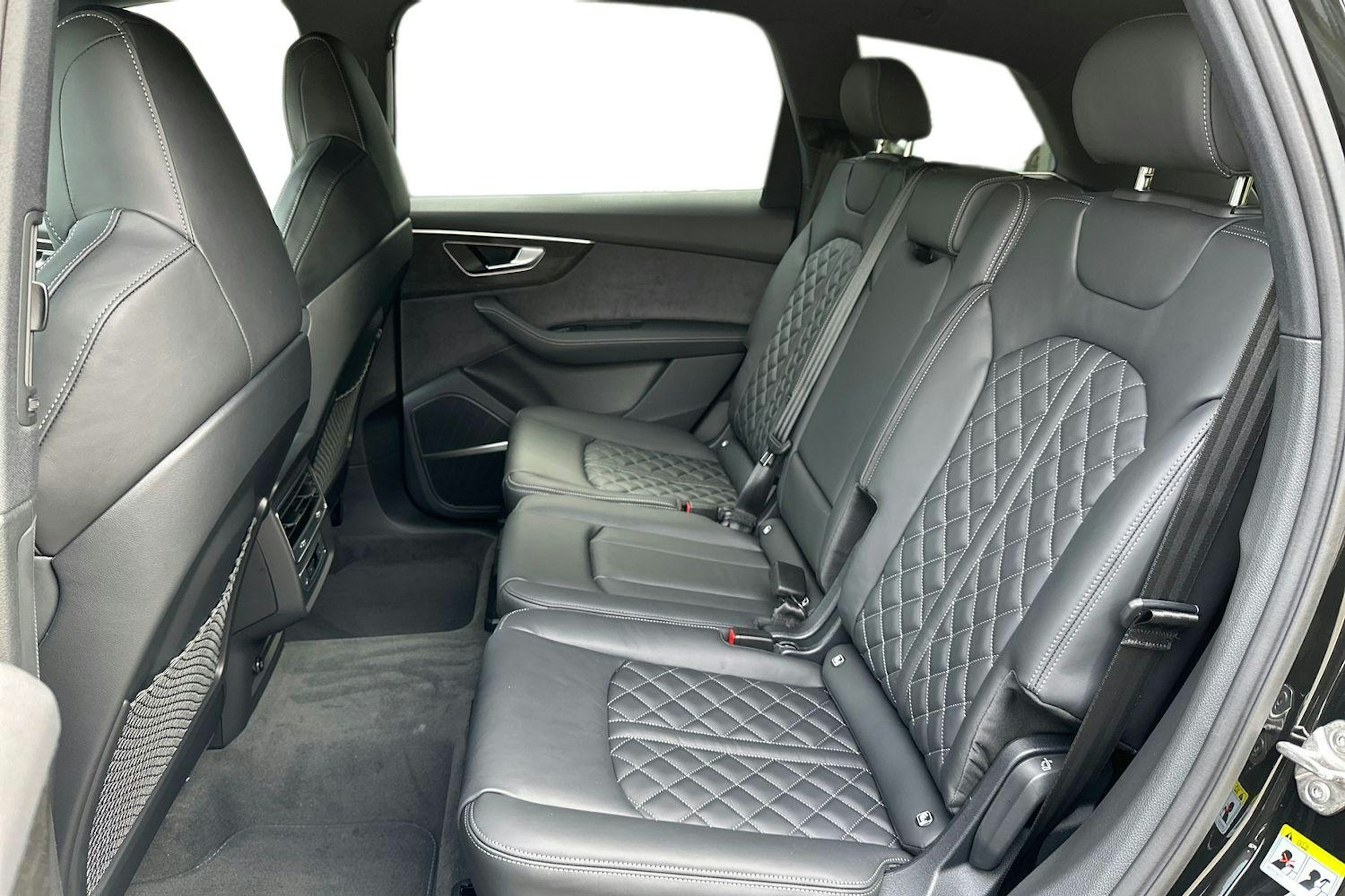 musta Audi Q7 2025 kuva 8.