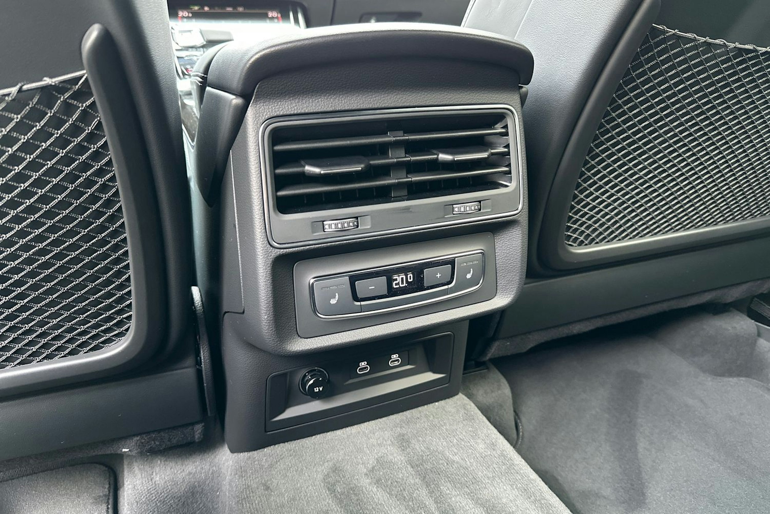 musta Audi Q7 2025 kuva 11.