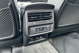 musta Audi Q7 2025 kuva 11.