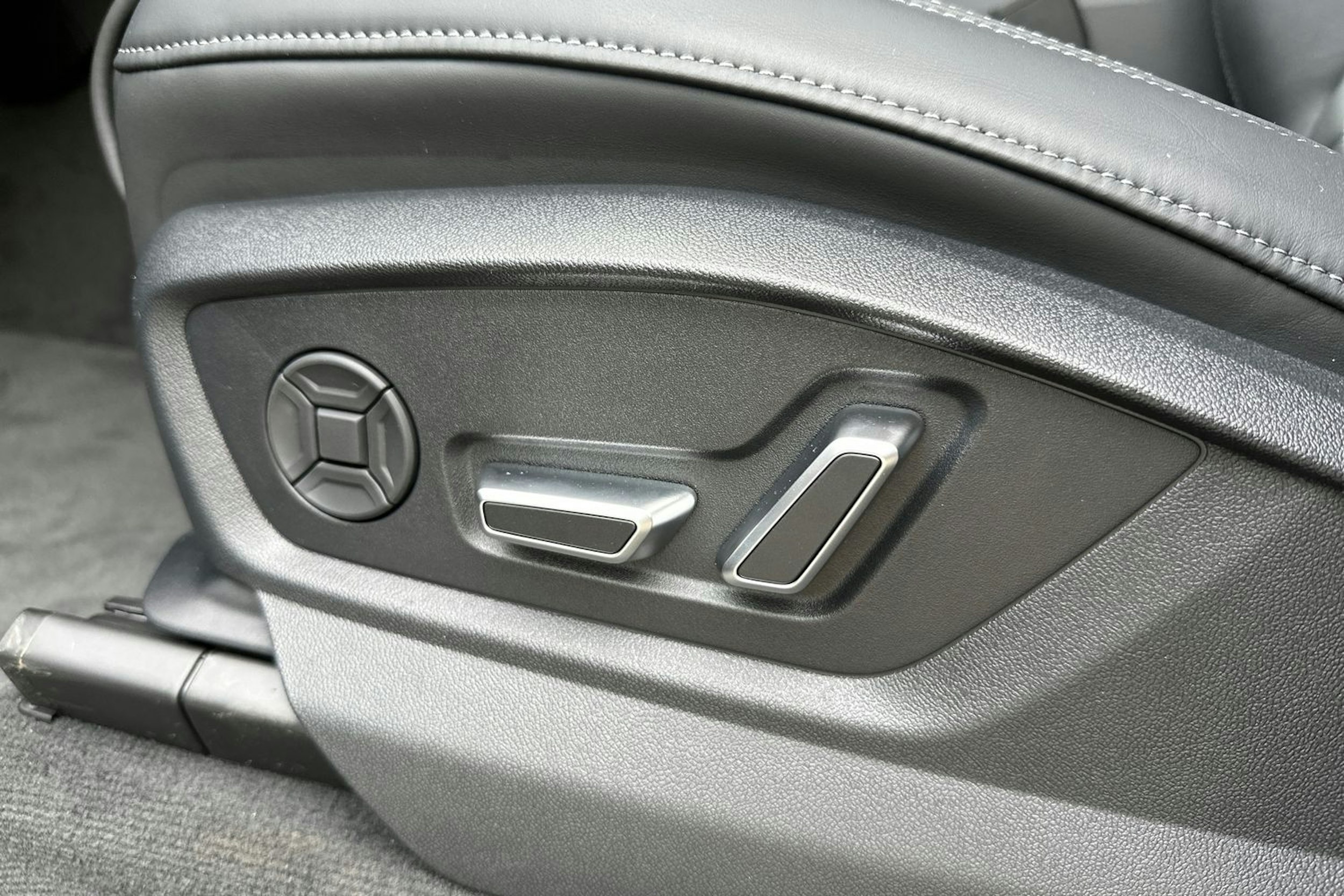 musta Audi Q7 2025 kuva 16.