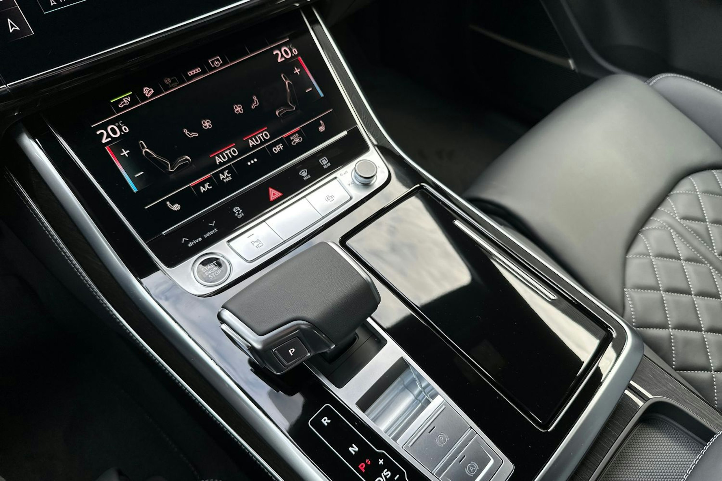 musta Audi Q7 2025 kuva 25.