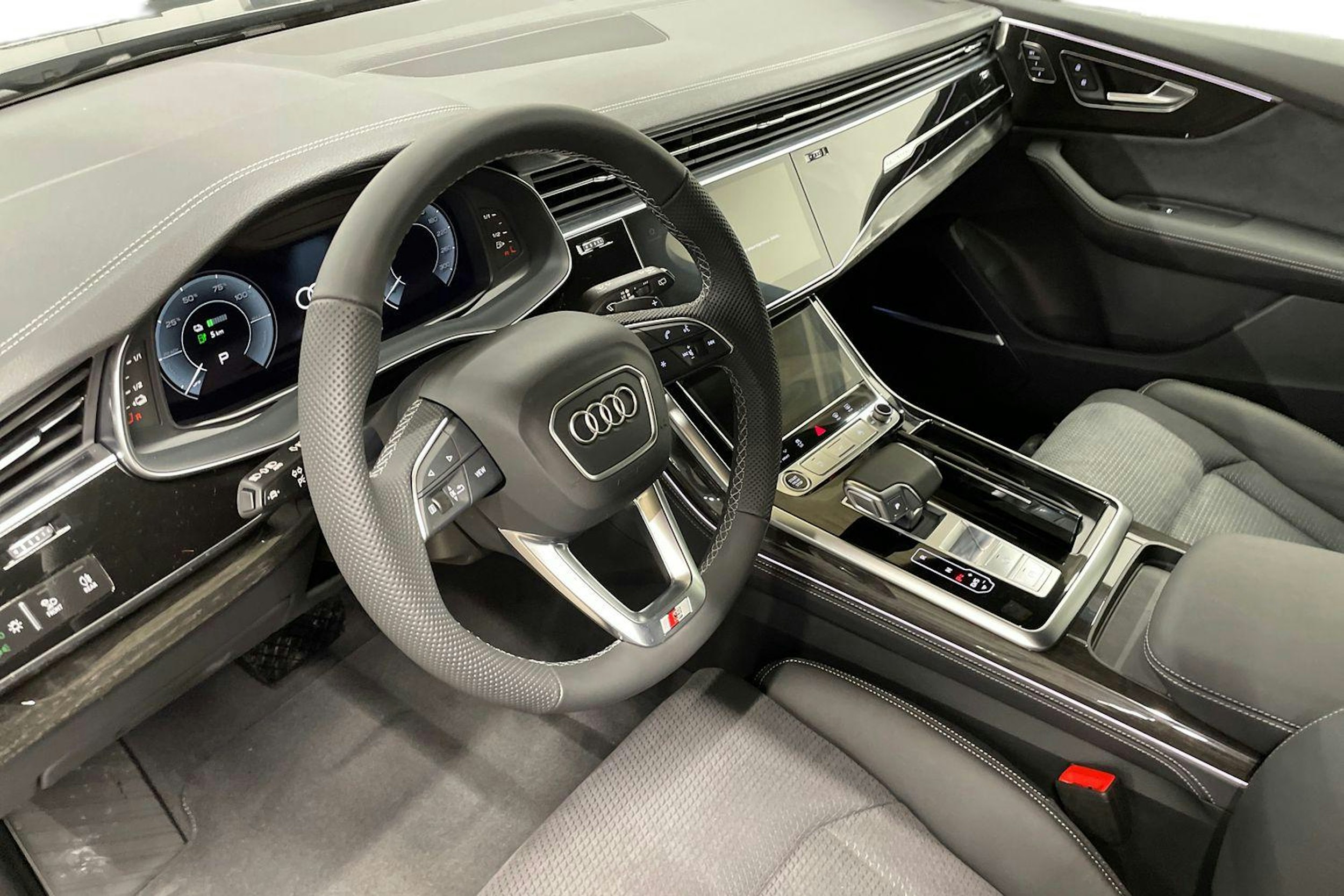 musta Audi Q7 2025 kuva 7.