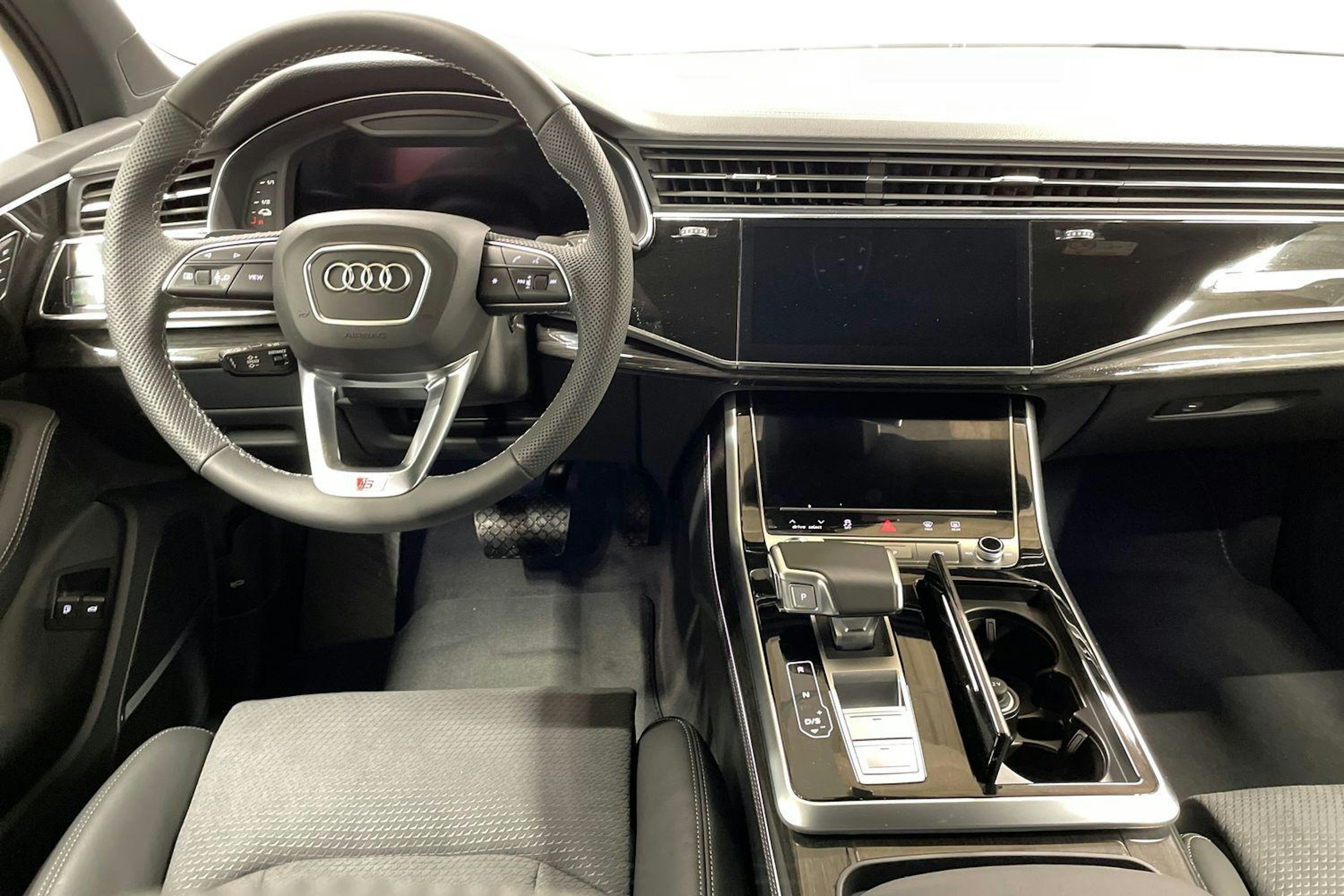 musta Audi Q7 2025 kuva 9.