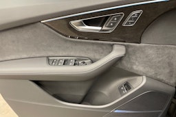 musta Audi Q7 2025 kuva 19.