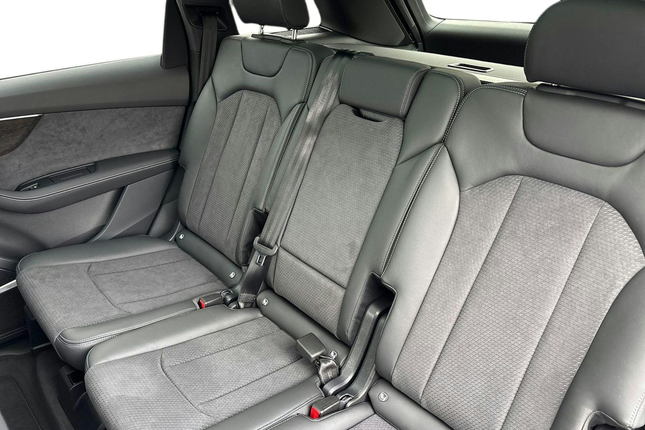 harmaa Audi Q7 2025 kuva 8.