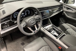 harmaa Audi Q7 2025 kuva 6.