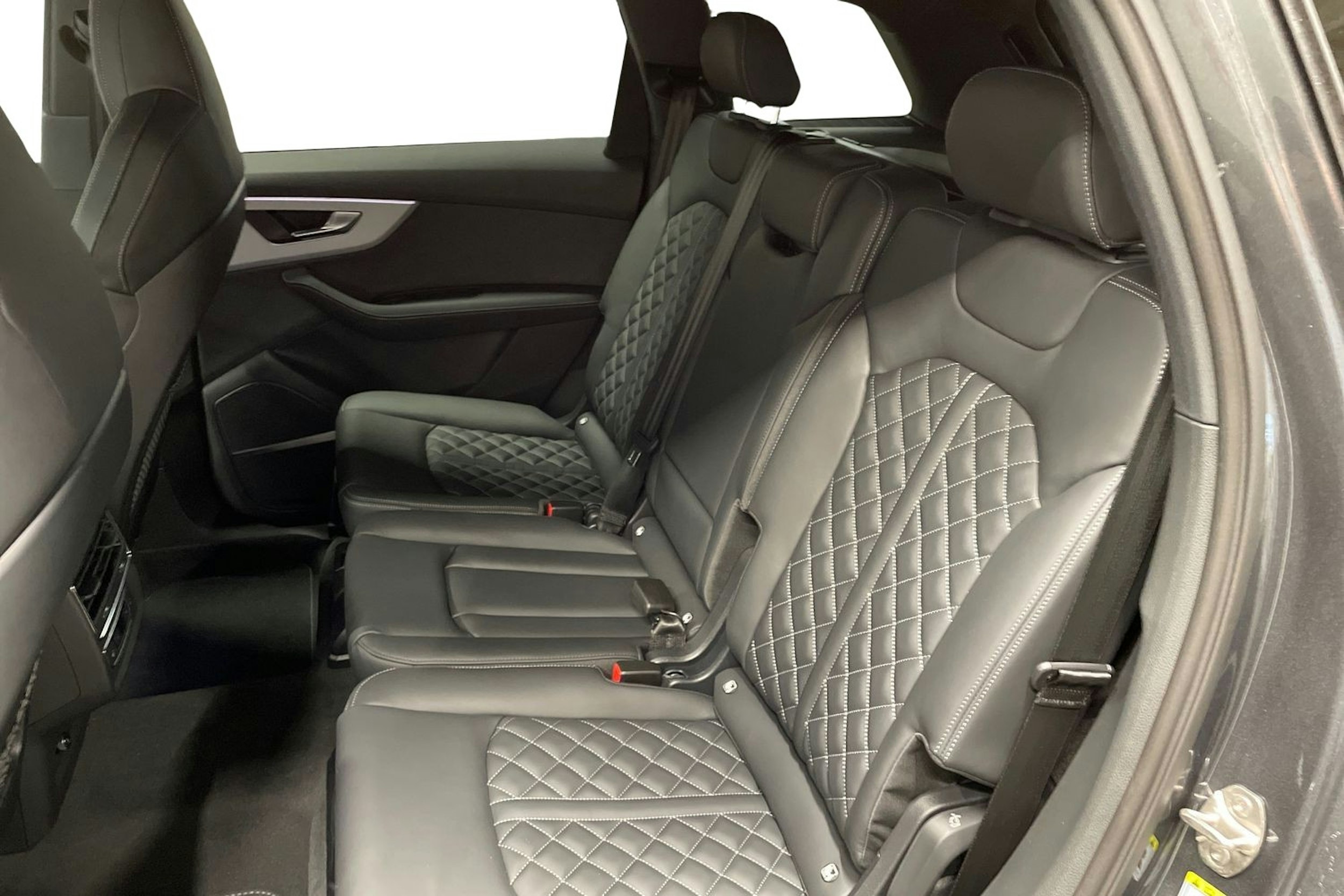 harmaa Audi Q7 2025 kuva 8.