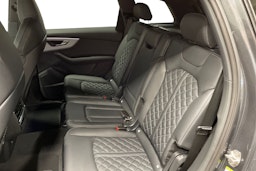 harmaa Audi Q7 2025 kuva 8.