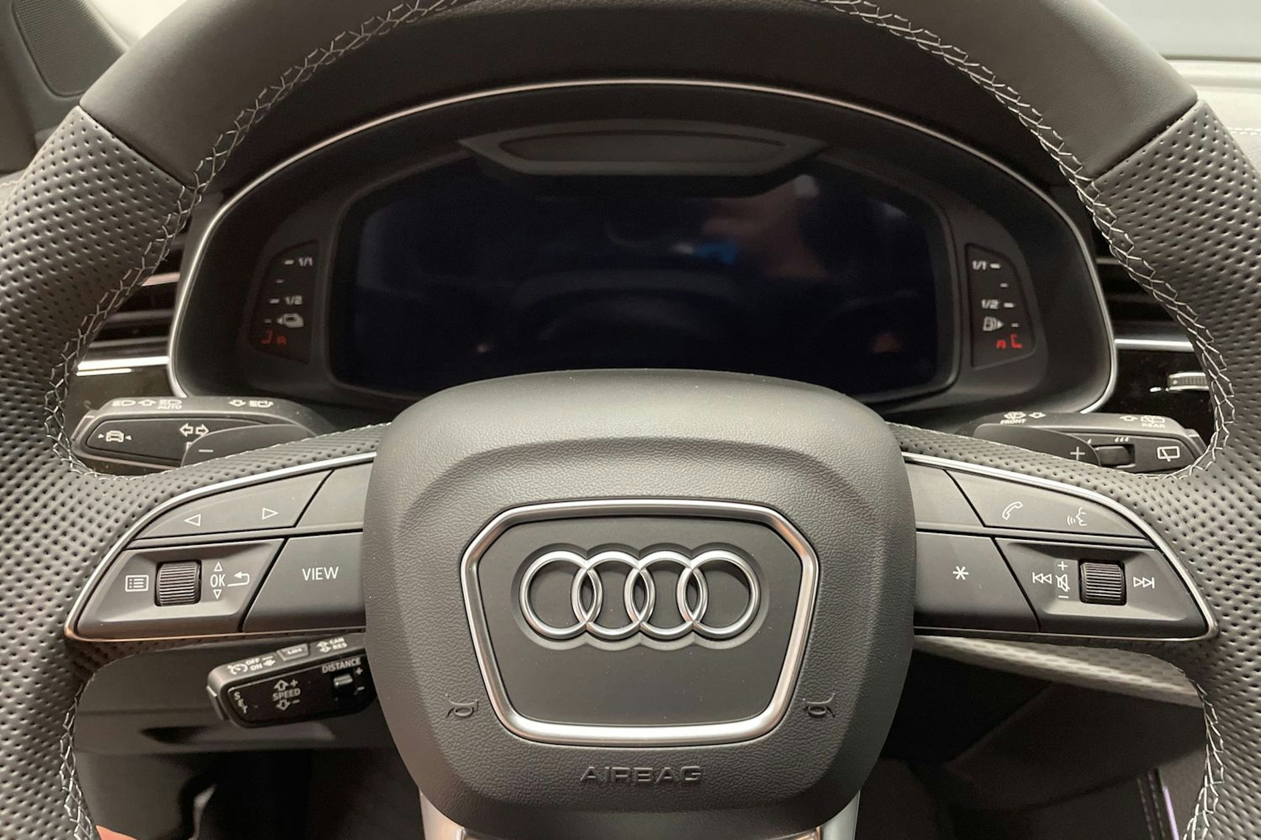 harmaa Audi Q7 2025 kuva 16.
