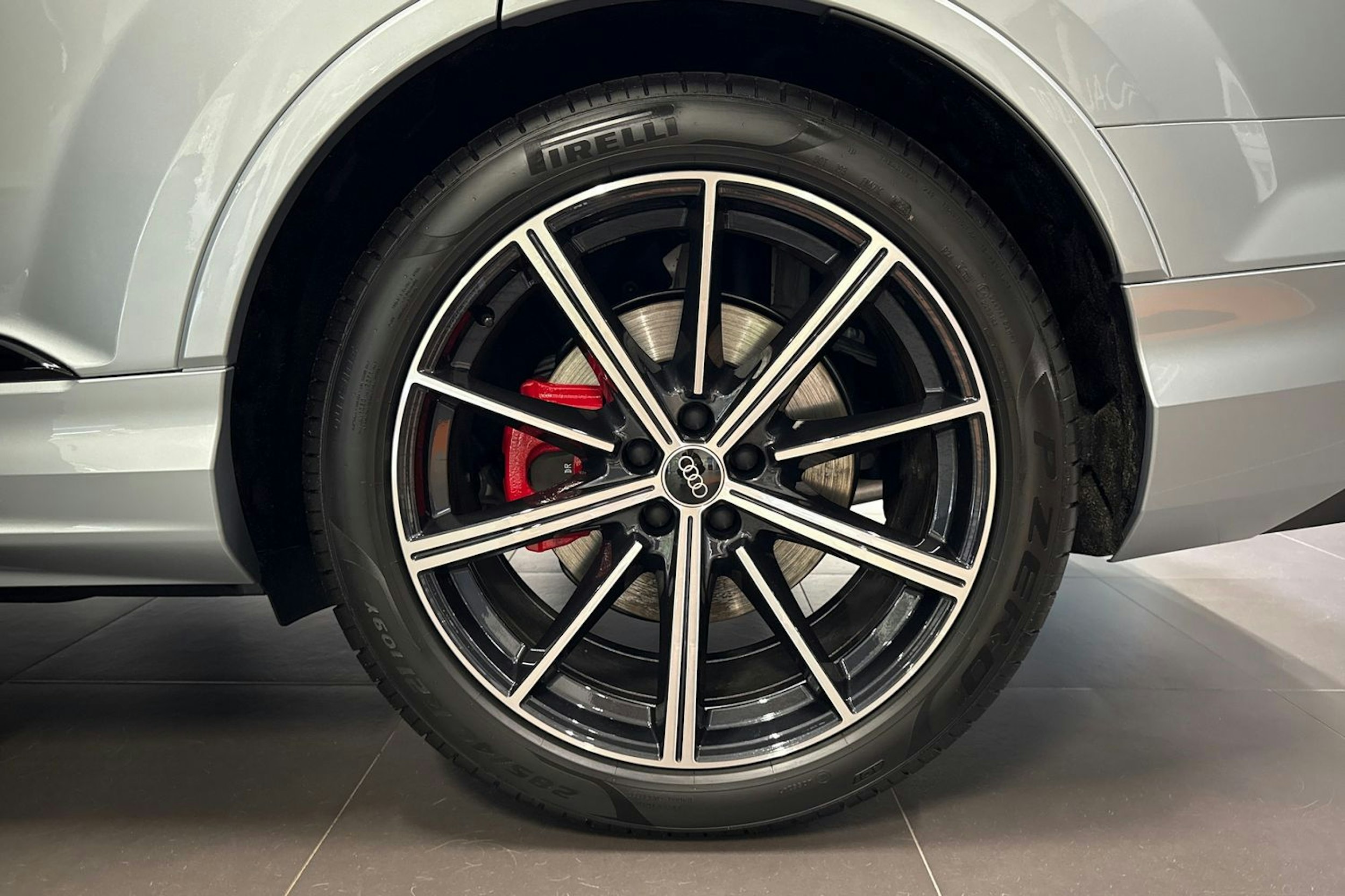 met. harmaa Audi Q7 2025 kuva 10.