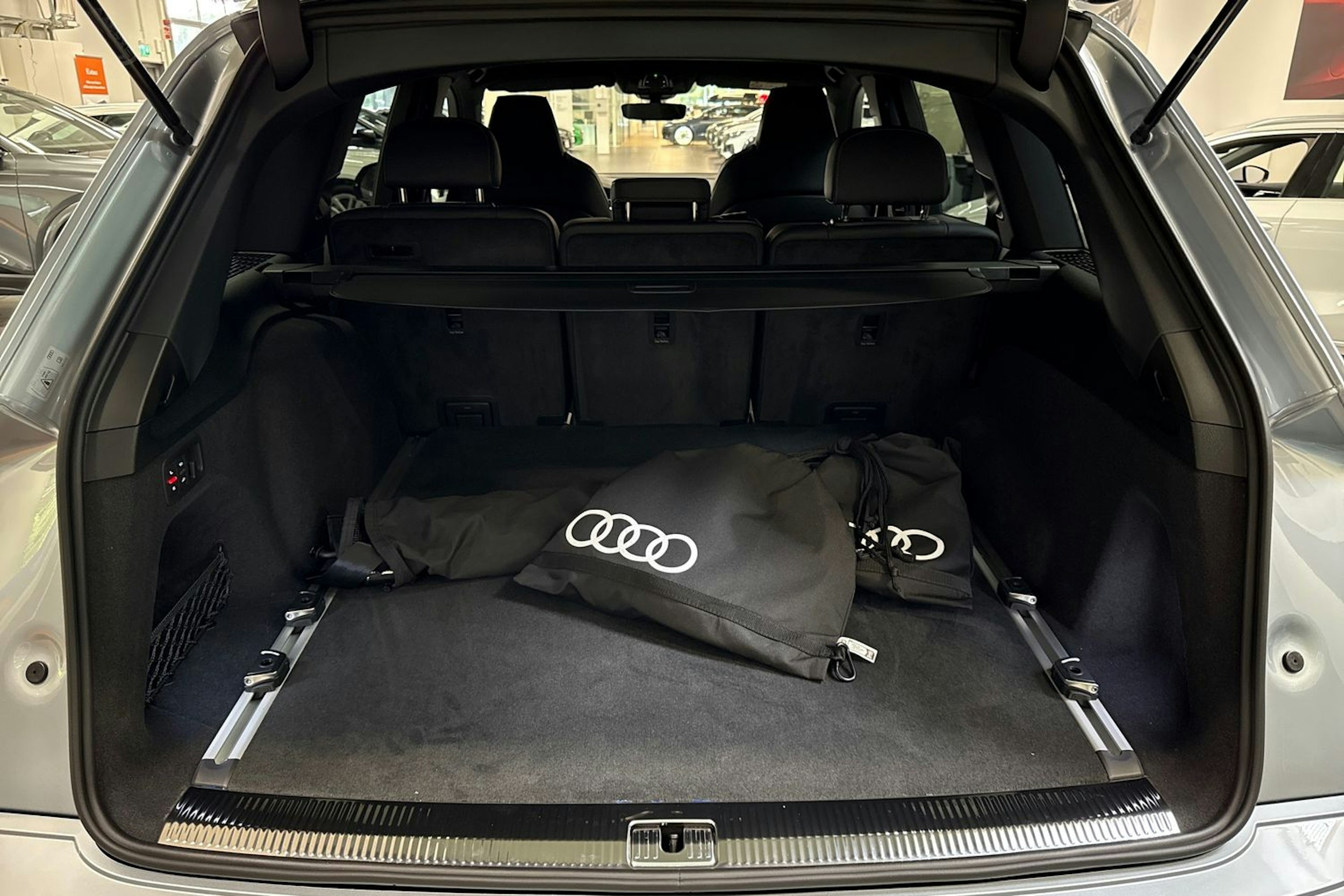 met. harmaa Audi Q7 2025 kuva 11.