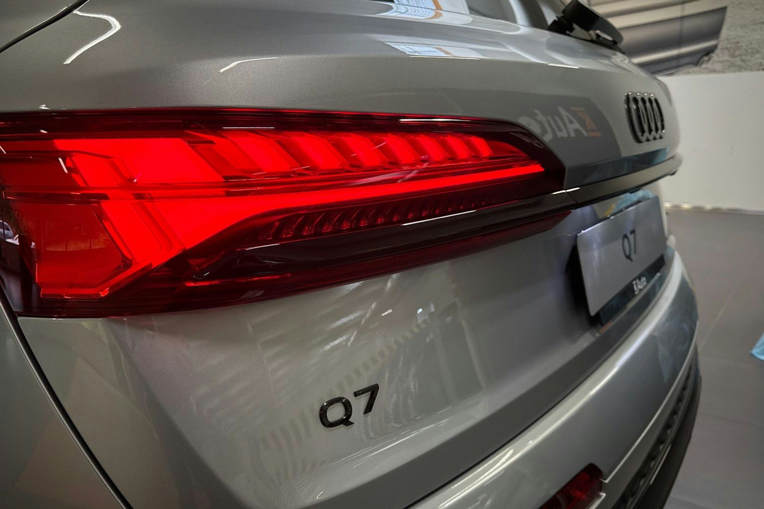 met. harmaa Audi Q7 2025 kuva 15.