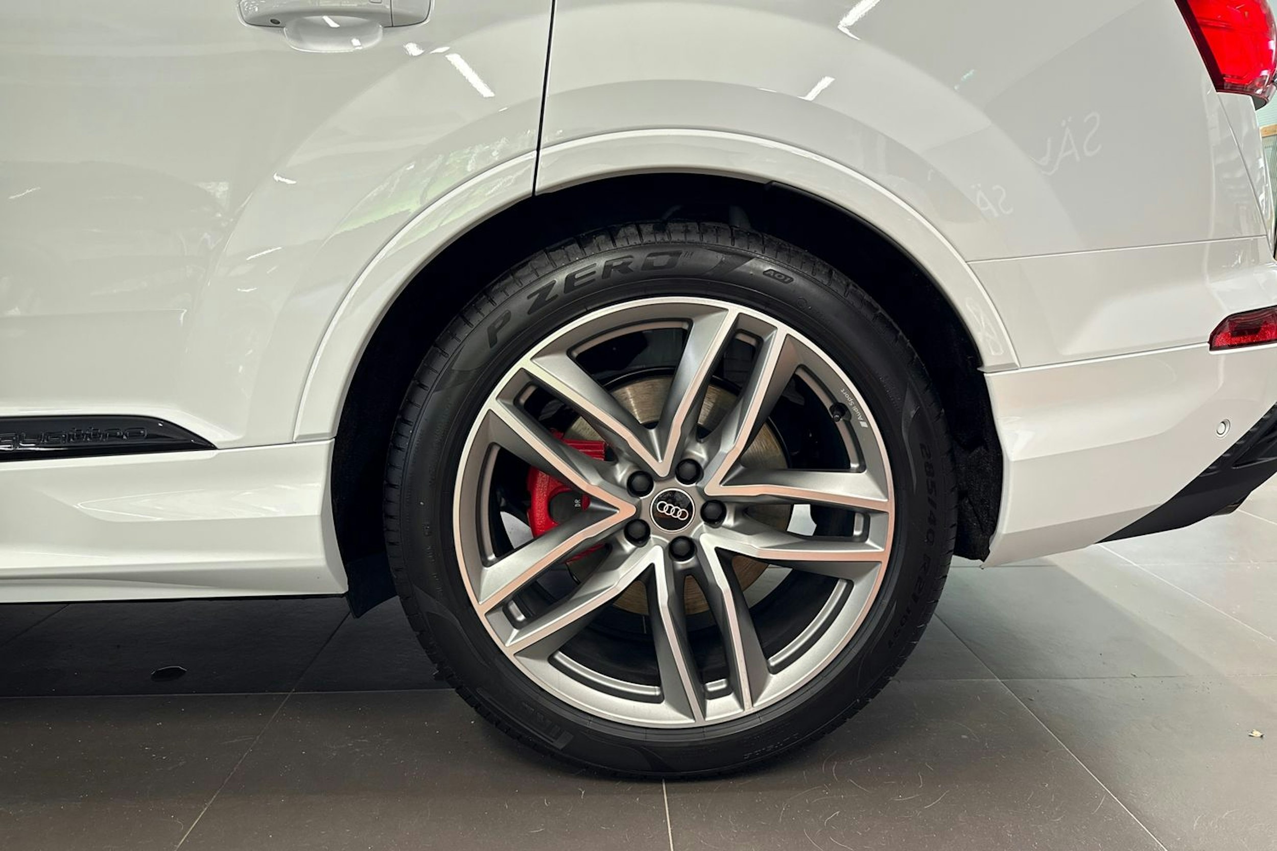 met. valkoinen Audi Q7 2025 kuva 10.
