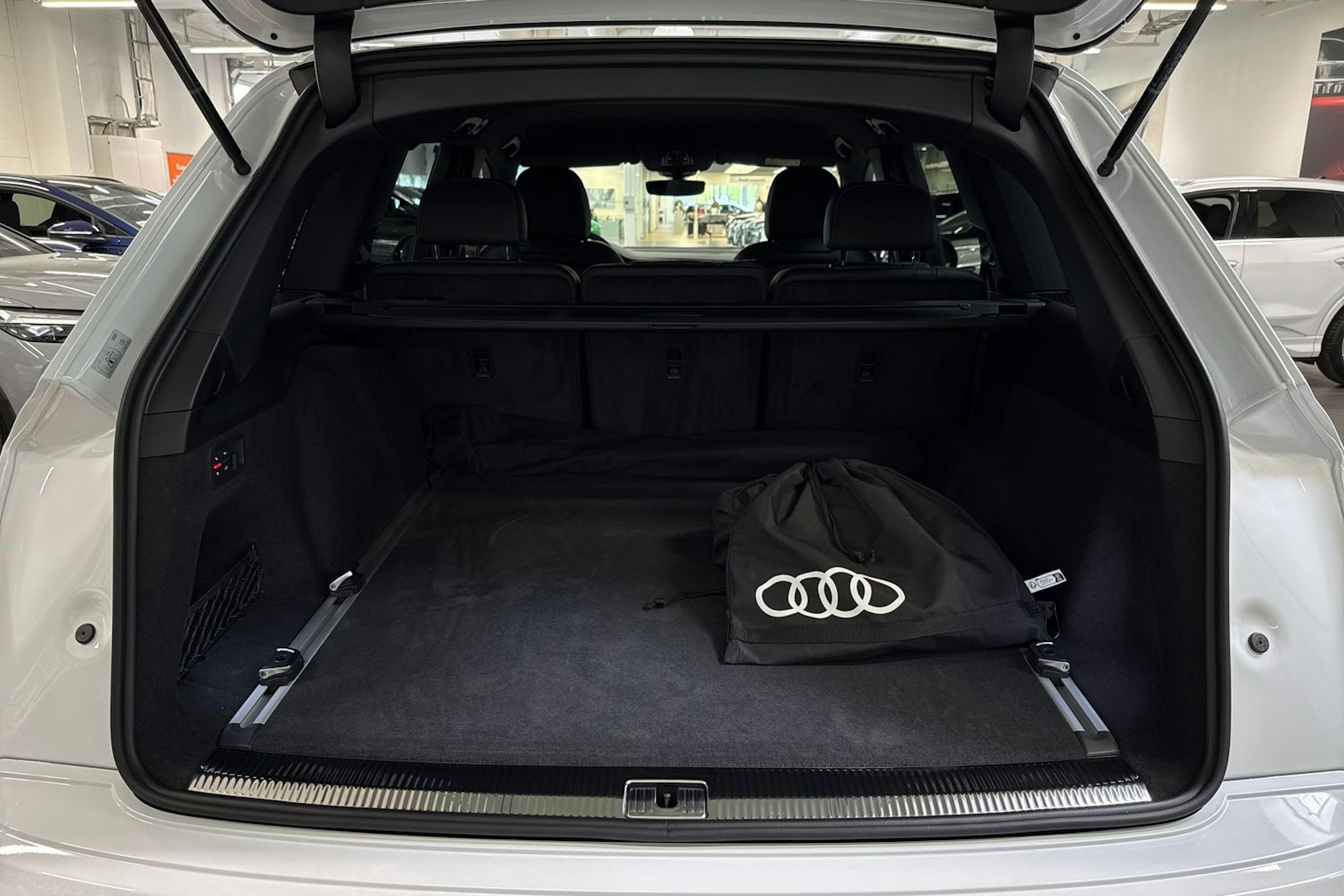 met. valkoinen Audi Q7 2025 kuva 13.