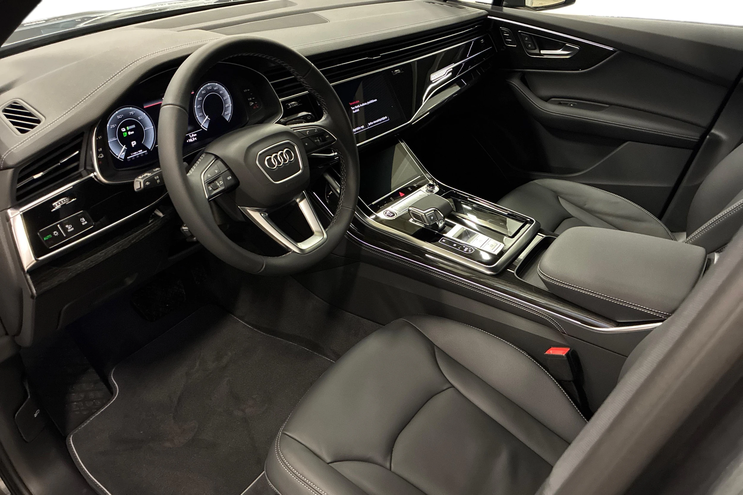 harmaa Audi Q7 2025 kuva 6.