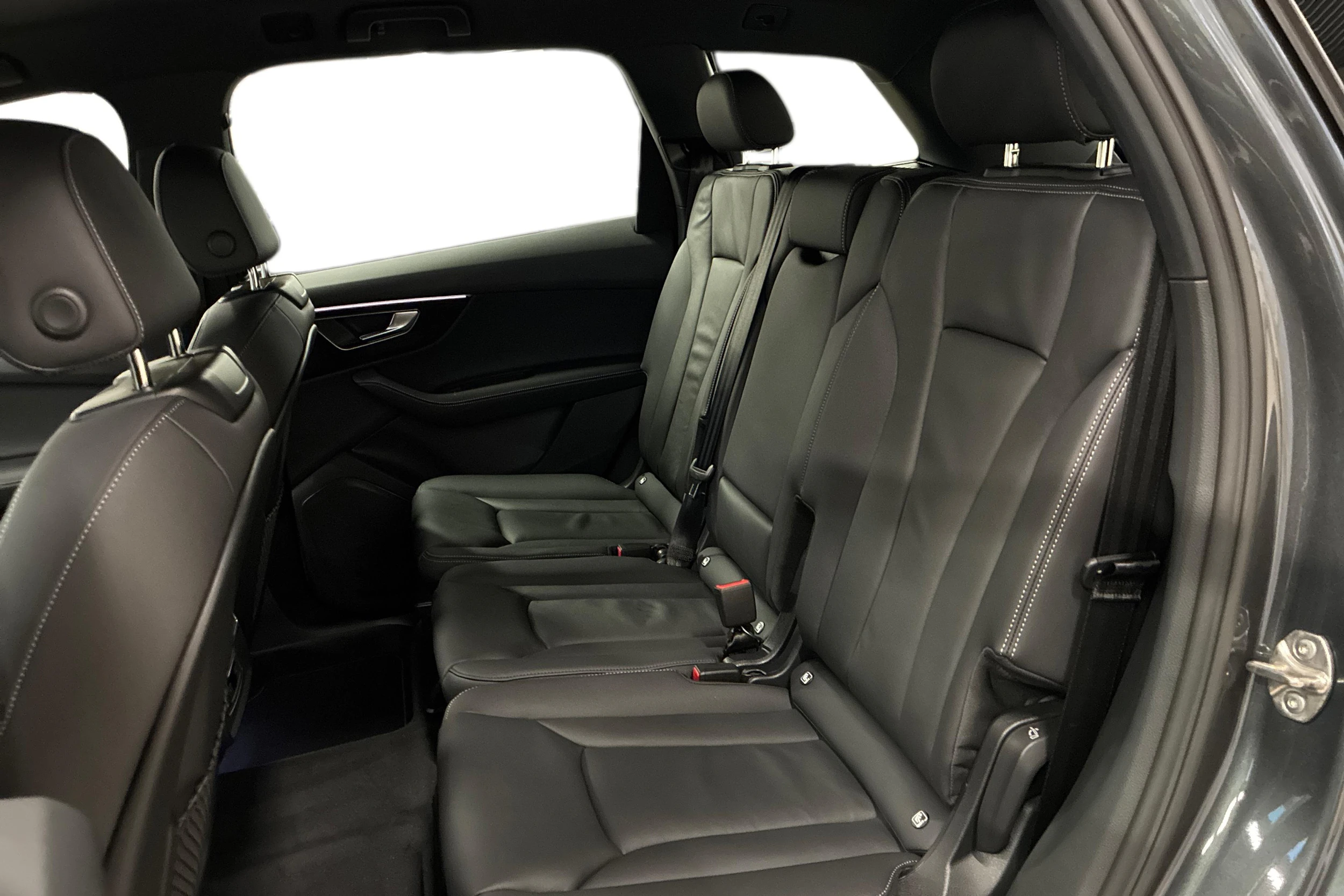 harmaa Audi Q7 2025 kuva 8.