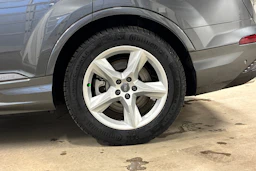 harmaa Audi Q7 2025 kuva 10.