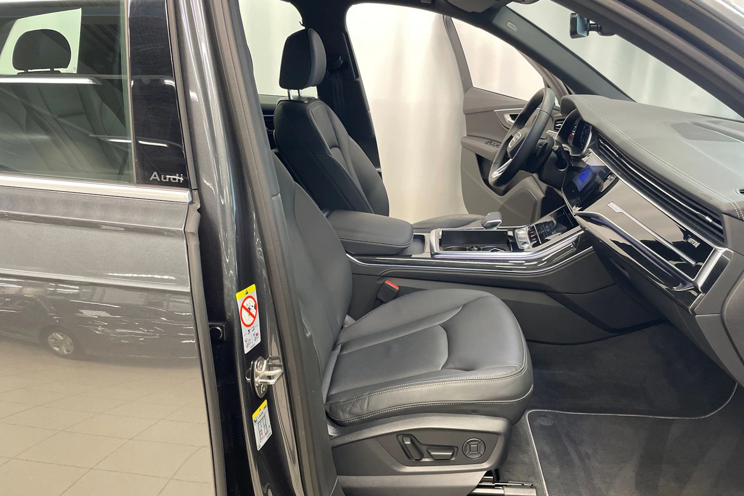 harmaa Audi Q7 2025 kuva 26.