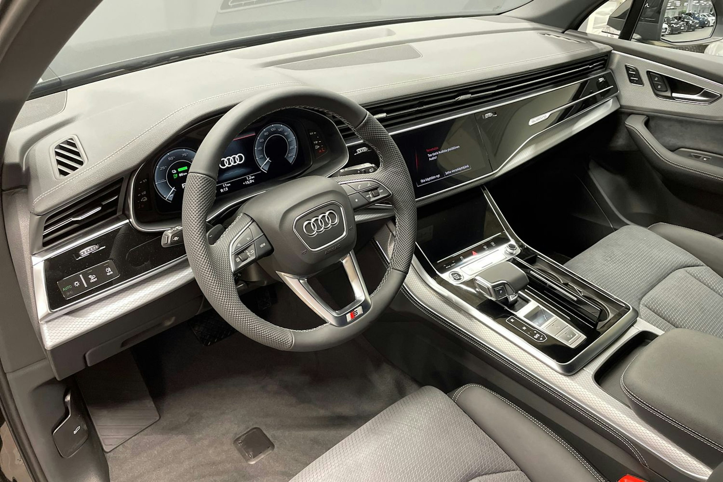 musta Audi Q7 2025 kuva 6.
