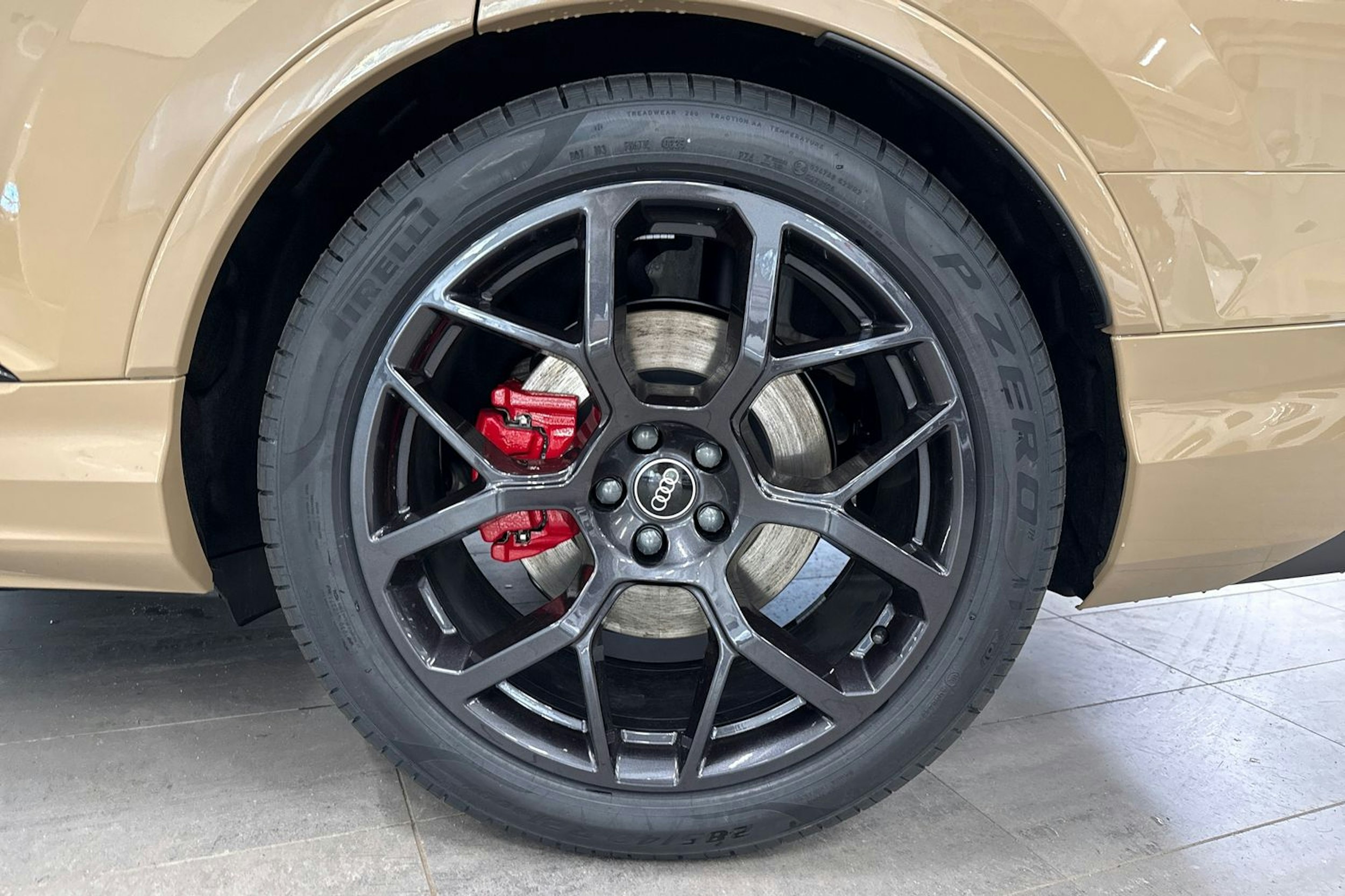 sakhir kulta Audi Q7 2025 kuva 10.