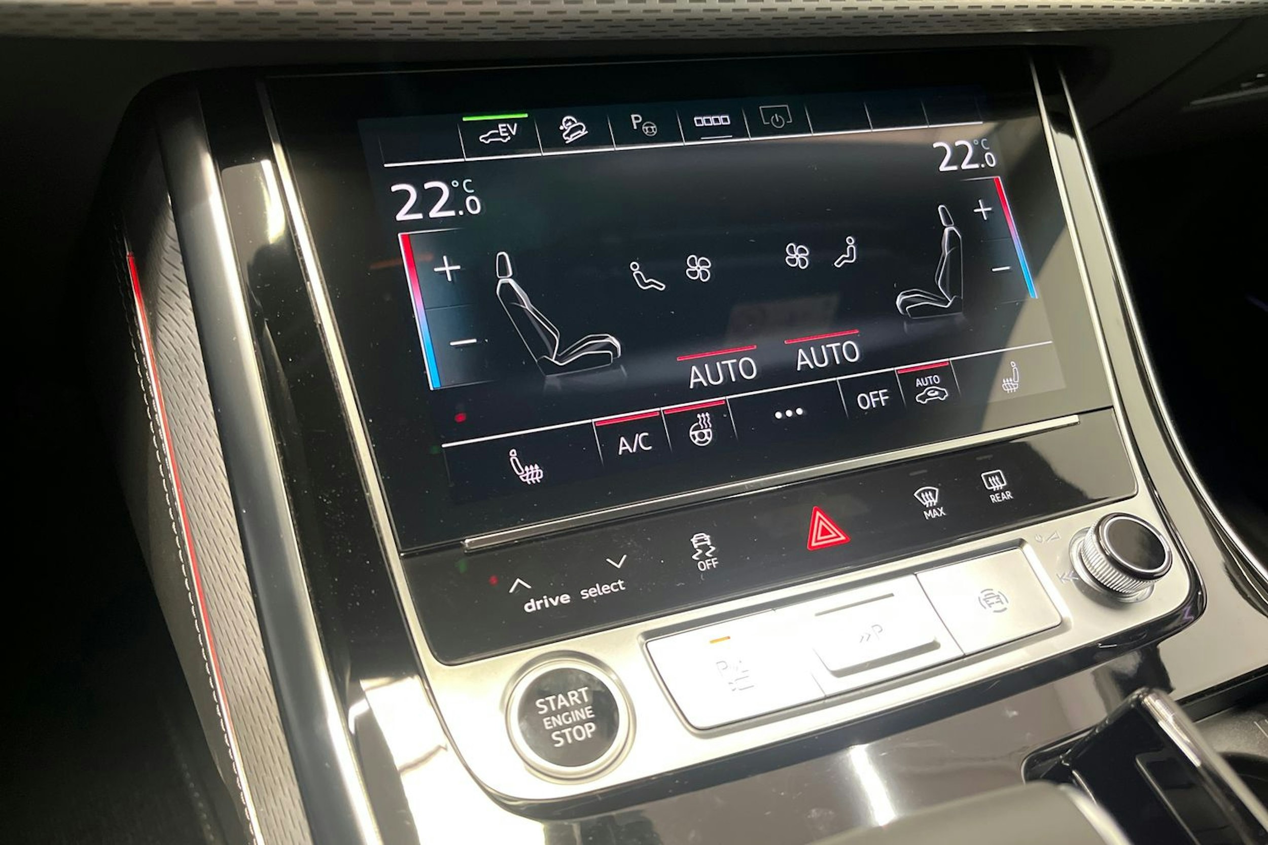 punainen Audi Q7 2025 kuva 11.