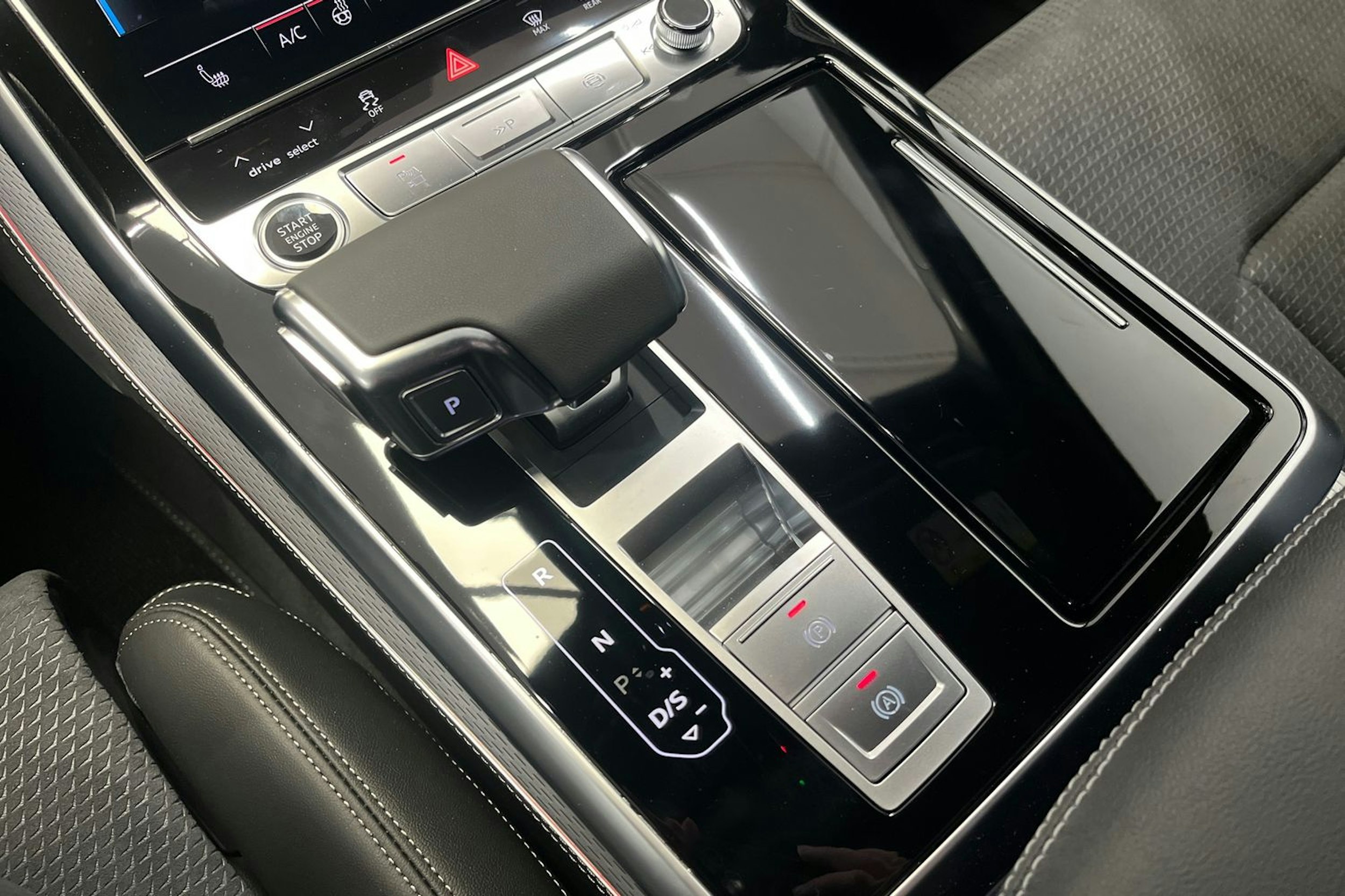 punainen Audi Q7 2025 kuva 12.