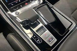 punainen Audi Q7 2025 kuva 12.