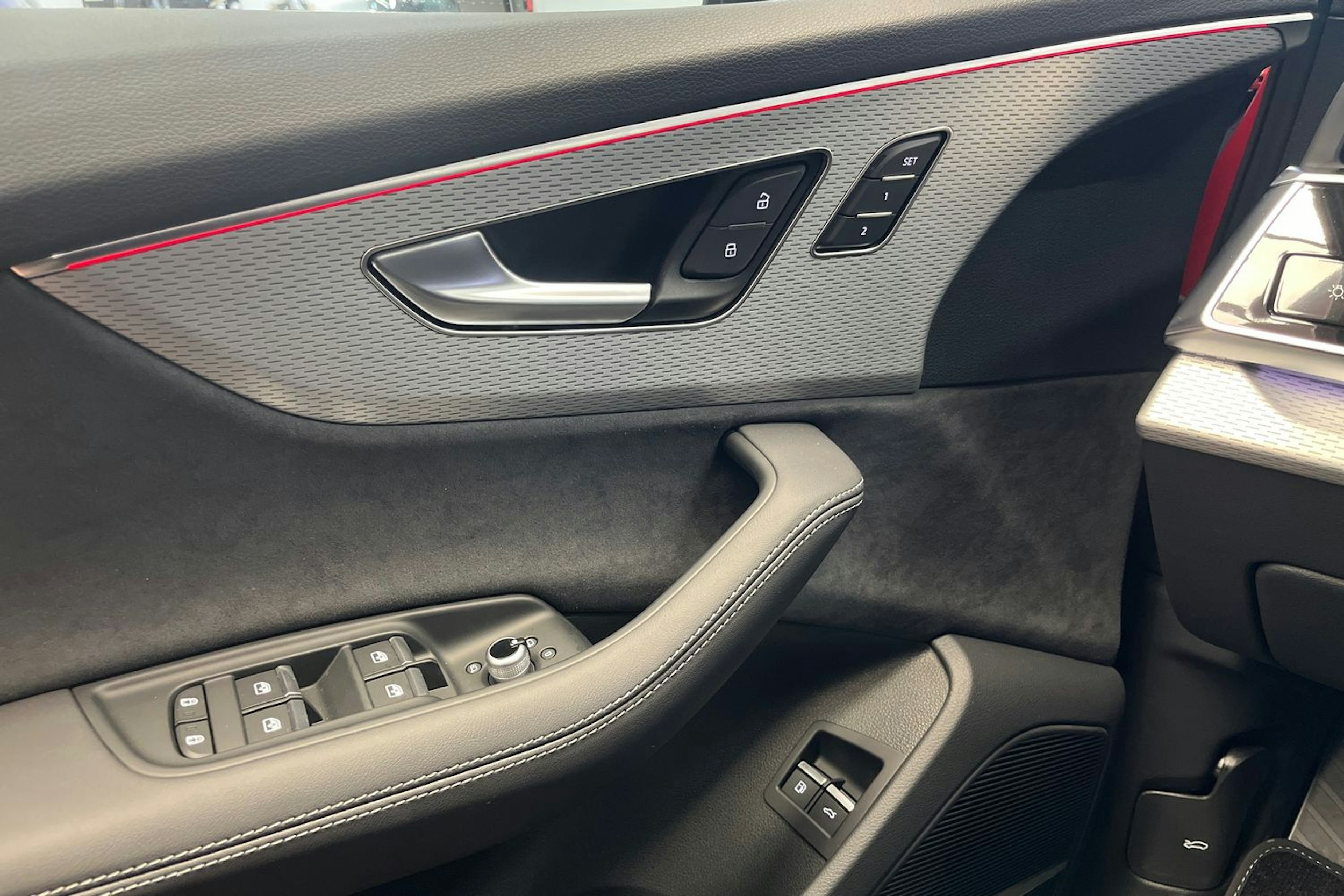 punainen Audi Q7 2025 kuva 15.
