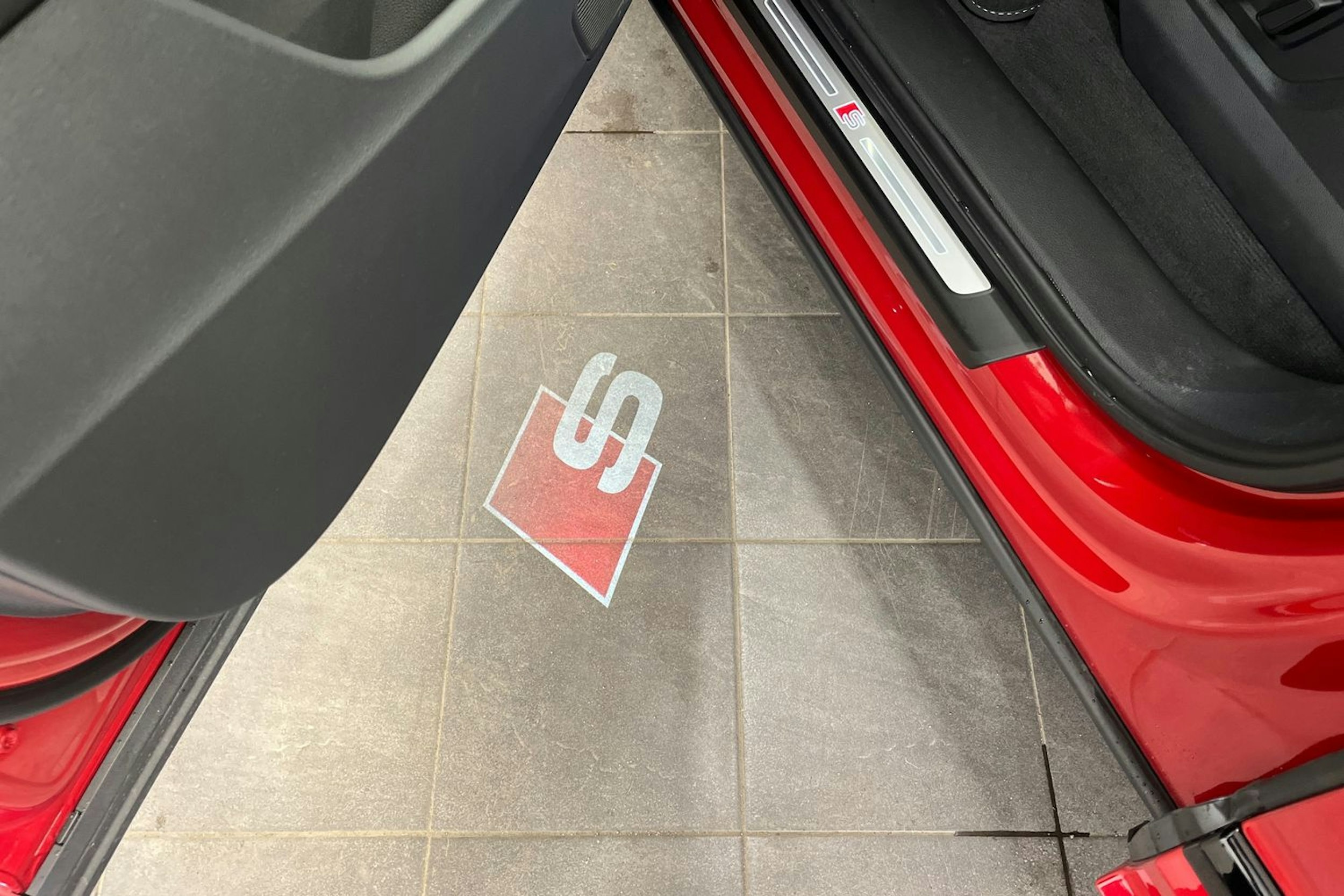 punainen Audi Q7 2025 kuva 18.
