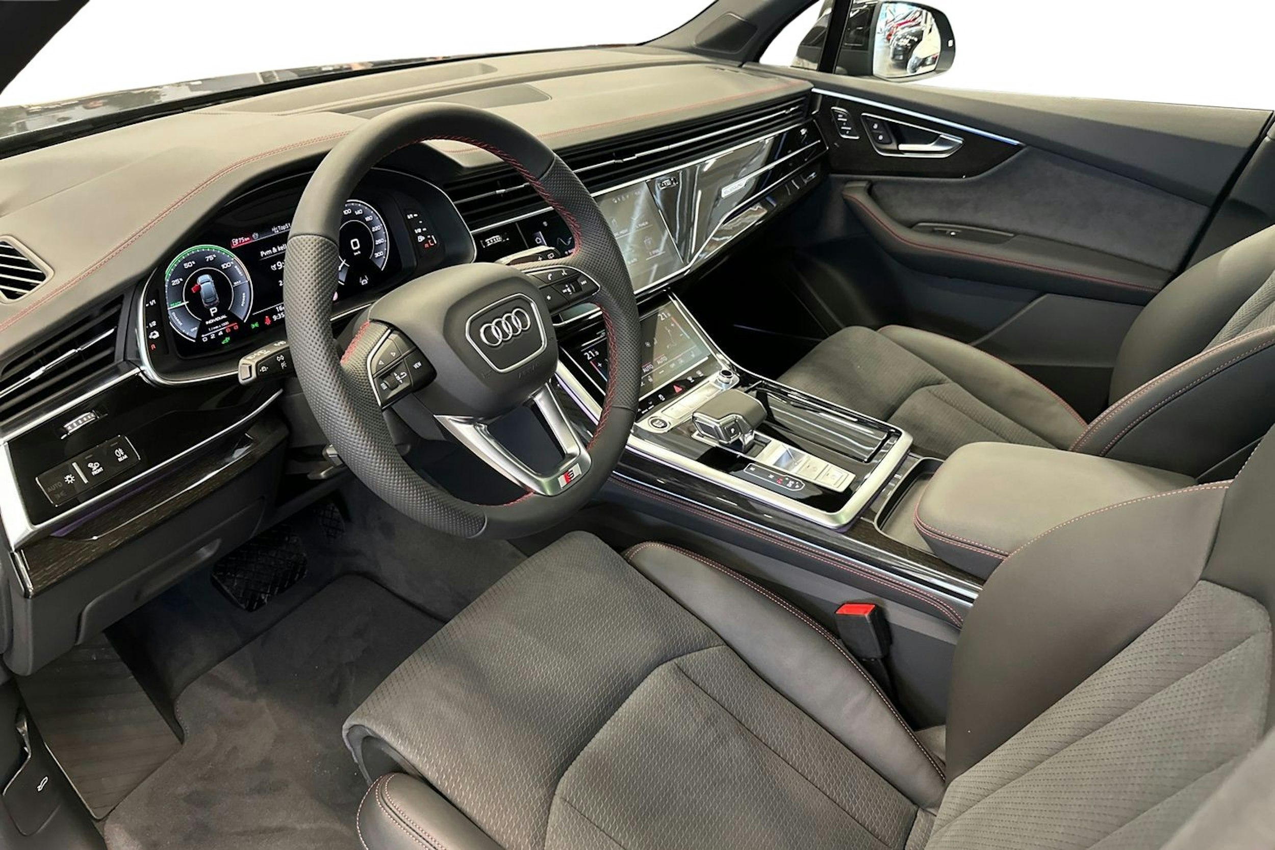 met. sininen Audi Q7 2025 kuva 6.