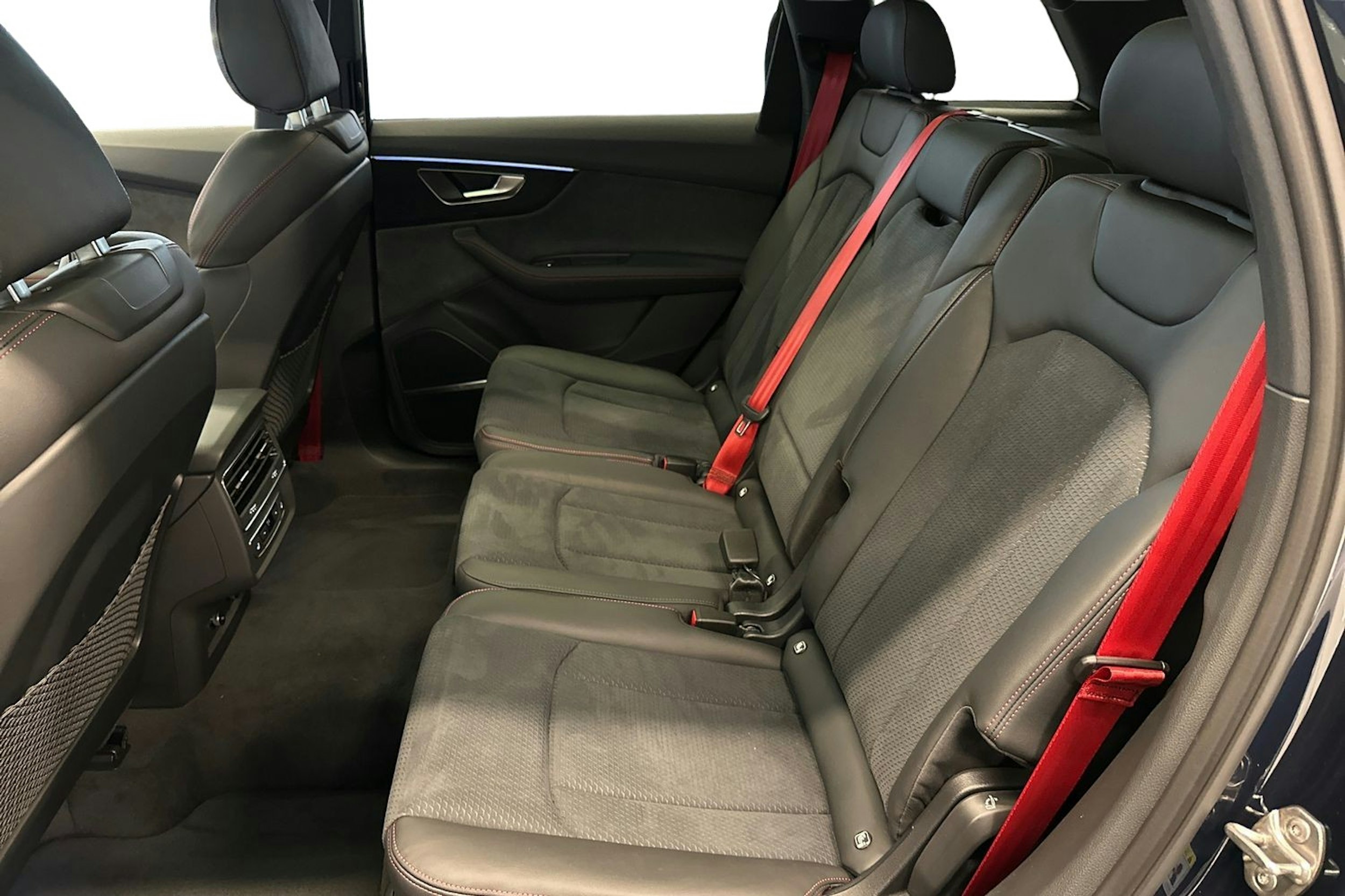 met. sininen Audi Q7 2025 kuva 8.