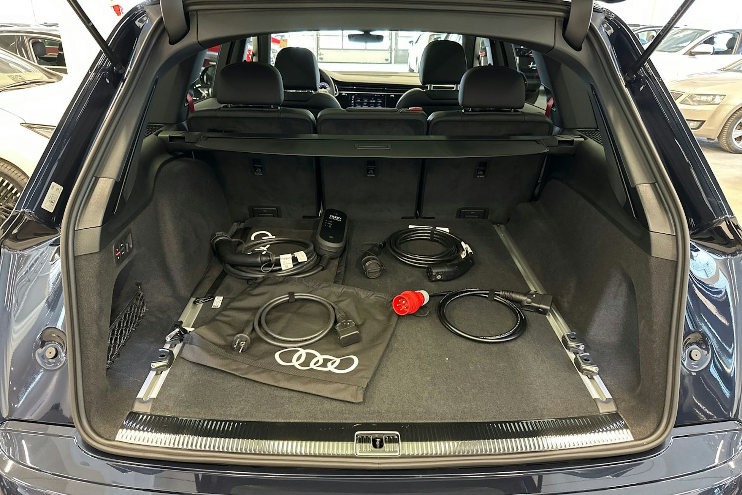 met. sininen Audi Q7 2025 kuva 11.
