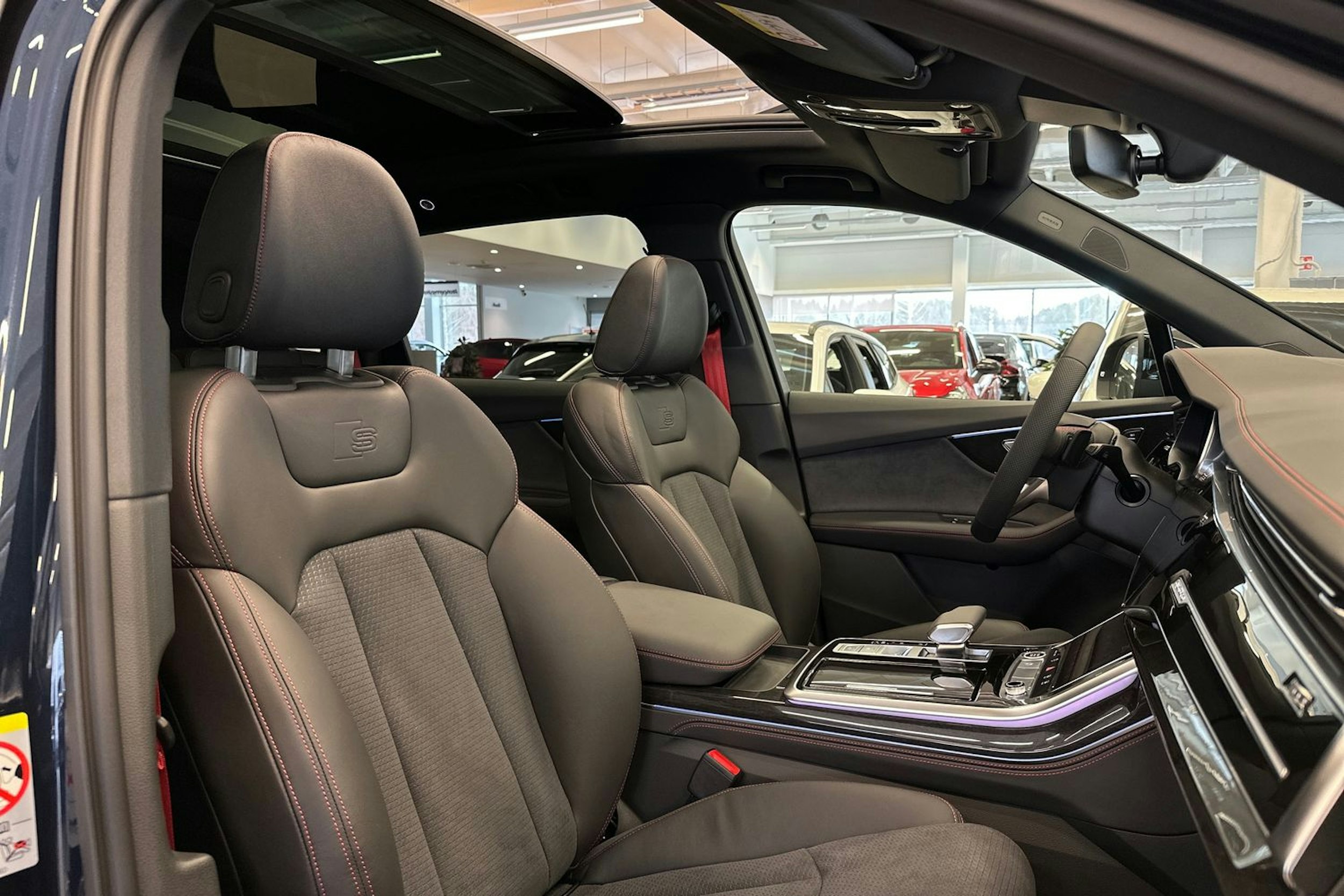 met. sininen Audi Q7 2025 kuva 13.