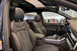 met. sininen Audi Q7 2025 kuva 13.