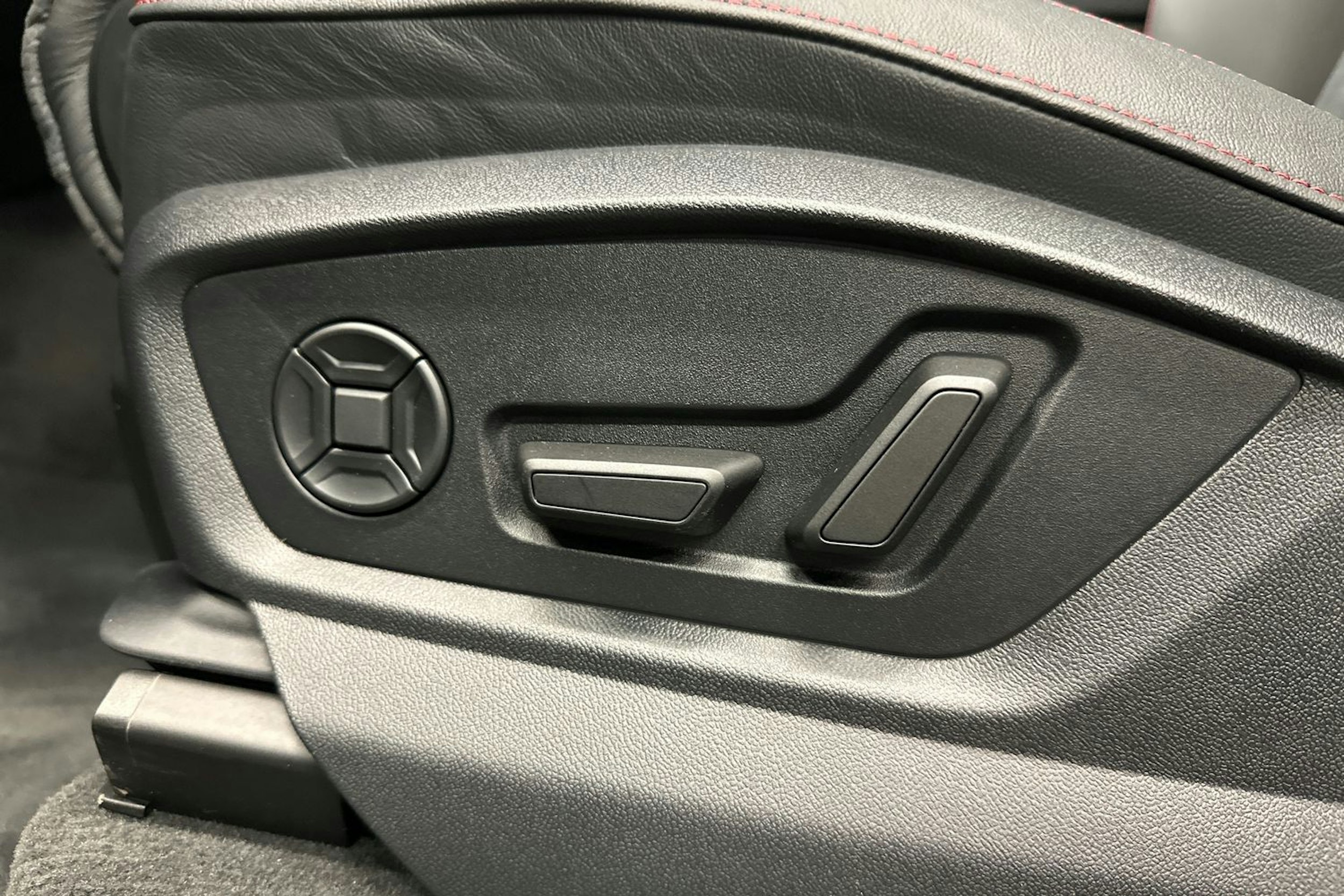 met. sininen Audi Q7 2025 kuva 14.